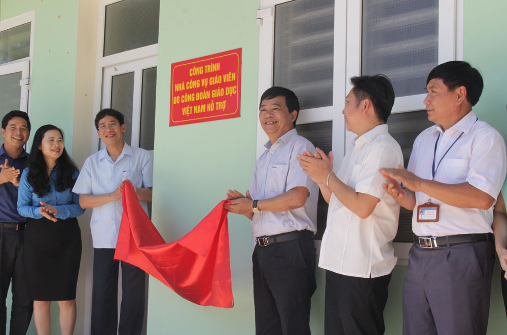 Ông Vũ Minh Đức - Chủ tịch Công đoàn Giáo dục Việt Nam cùng đại diện Sở Giáo dục và Đào tạo trao tặng nhà công vụ cho giáo viên Trường THPT Tương Dương 2. Ảnh - MH
