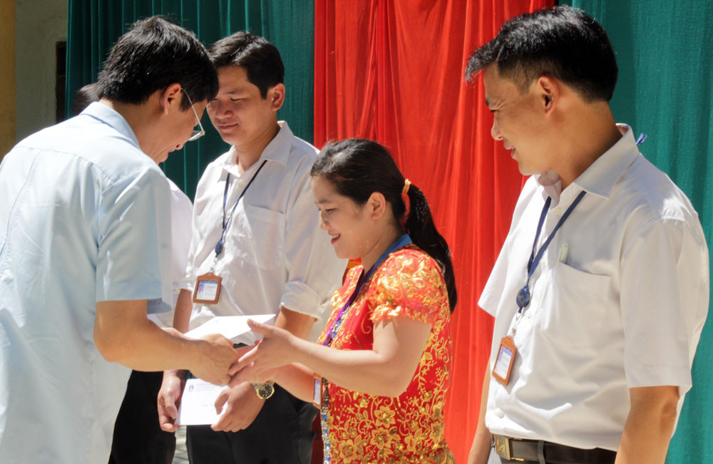 Chủ tịch Công đoàn Giáo dục Việt Nam tặng quà cho các giáo viên của trường. Ảnh: MH