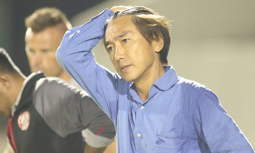 HLV Miura bứt tóc vì cầu thủ TP HCM liên tục bị phạm lỗi. Ảnh: Anh Khoa.