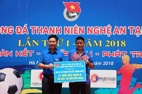 Đồng chí Lê Văn Lương - Phó Bí thư Tỉnh đoàn thay mặt Ban tổ chức tặng 1 nhà nhân ái cho đơn vị có cổ động viên ấn tượng nhất. Ảnh: Nguyễn Quỳnh