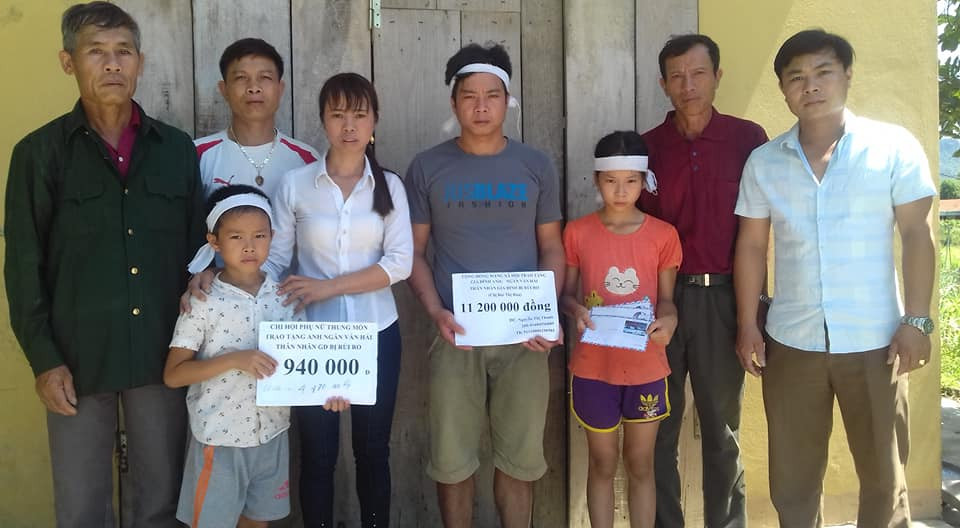 Các nhà hảo tâm và Chi hội Phụ nữ xóm Thung Mòn xã Đồng Văn ủng hộ gia đình anh Ngân Văn Hảo