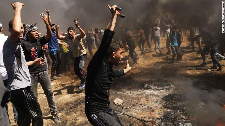 Người Palestine biểu tình gần hàng rào biên giới với Israel hôm 14/5. Ảnh: Getty