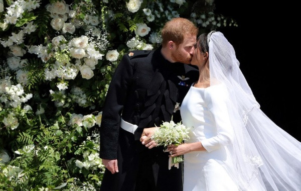 Chú rể Harry hôn cô dâu Meghan trước hàng nghìn người chúc mừng. Ảnh: AFP