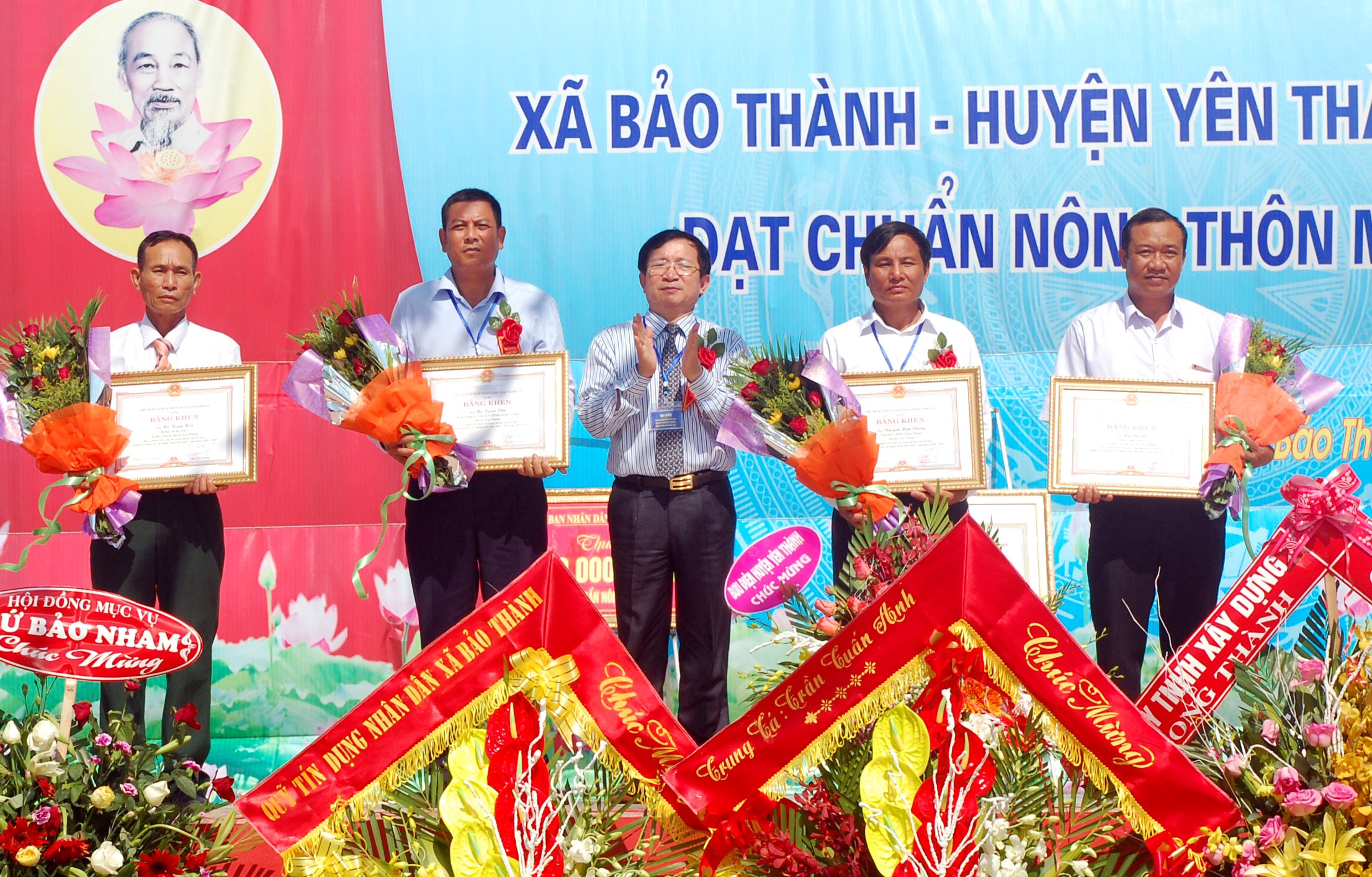 Trao bằng khen của UBND tỉnh Nghệ An cho các tập thể và cá nhân vì đã có thành tích xuất sắc trong phong trào Nghệ An chung tay xây dựng NTM. Ảnh: Phan Hiền