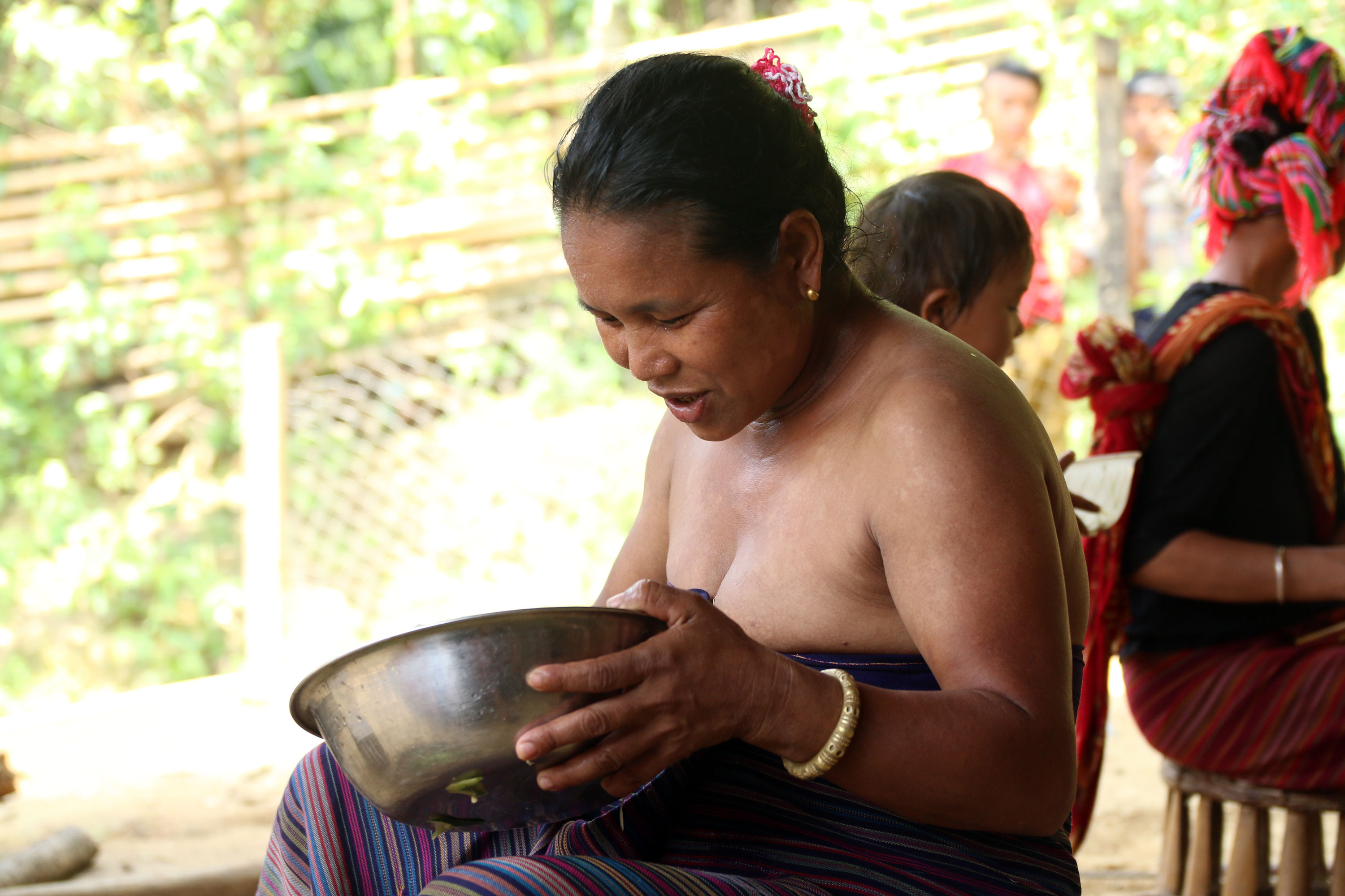 Phụ nữ Khơ Mú bản Ca Da với chiếc vòng trang sức bằng đồng độc đáo là món của hồi môn do bố mẹ để lại. Ảnh: Đào Thọ