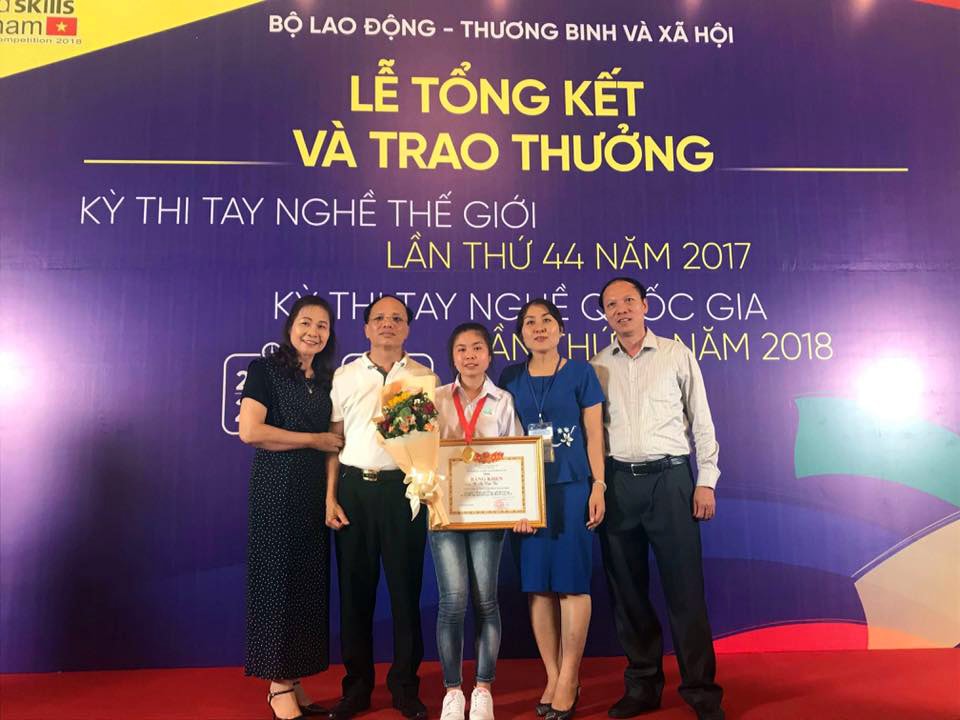 Lãnh đạo Sở LĐTB&XH cùng ban giám hiệu Trường Trung cấp nghề Kinh tế chia vui với thí sinh đạt giải nhất. Ảnh - PV