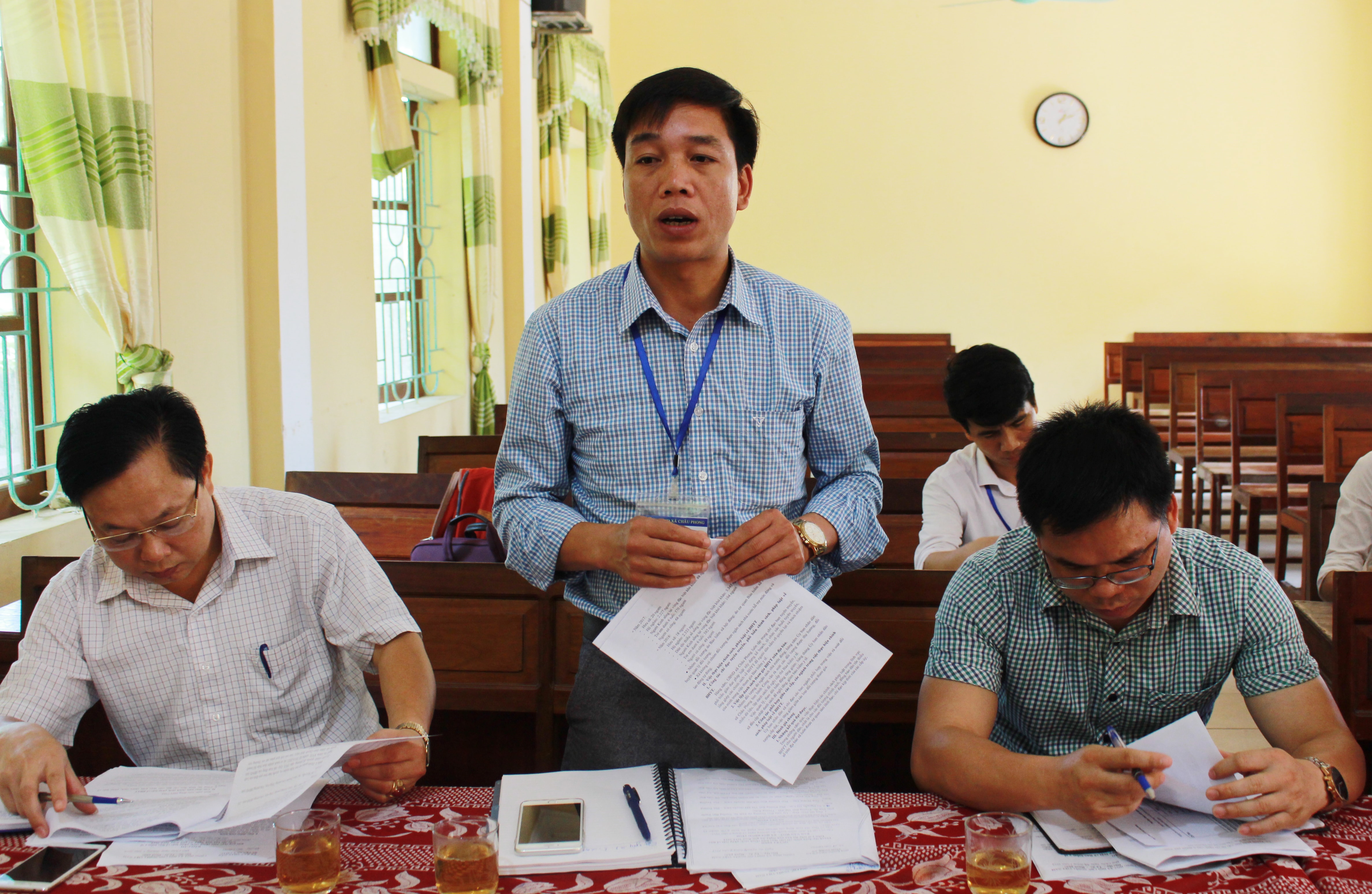 Lãnh đạo xã phát biểu ý kiến trong cuộc làm việc. Ảnh: Phương Thúy