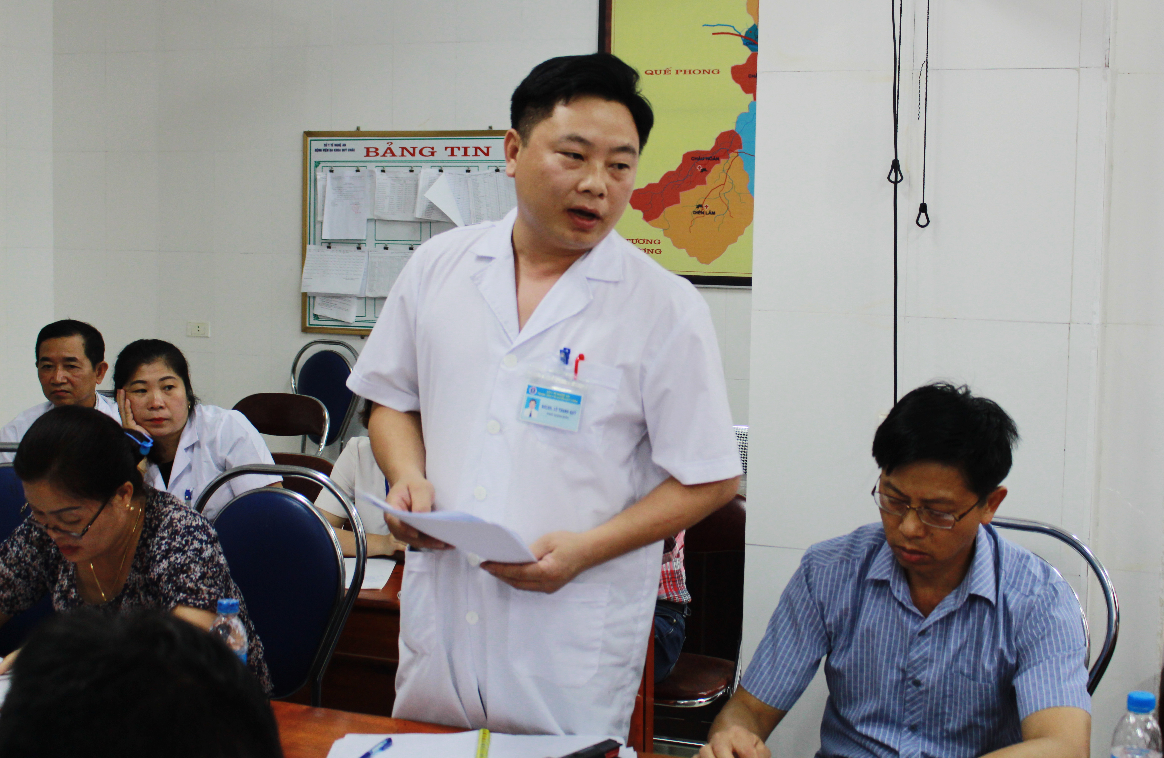 Lãnh đạo Trung tâm Y tế huyện Quỳ Châu phát biểu ý kiến tại cuộc làm việc. Ảnh: Phương Thúy