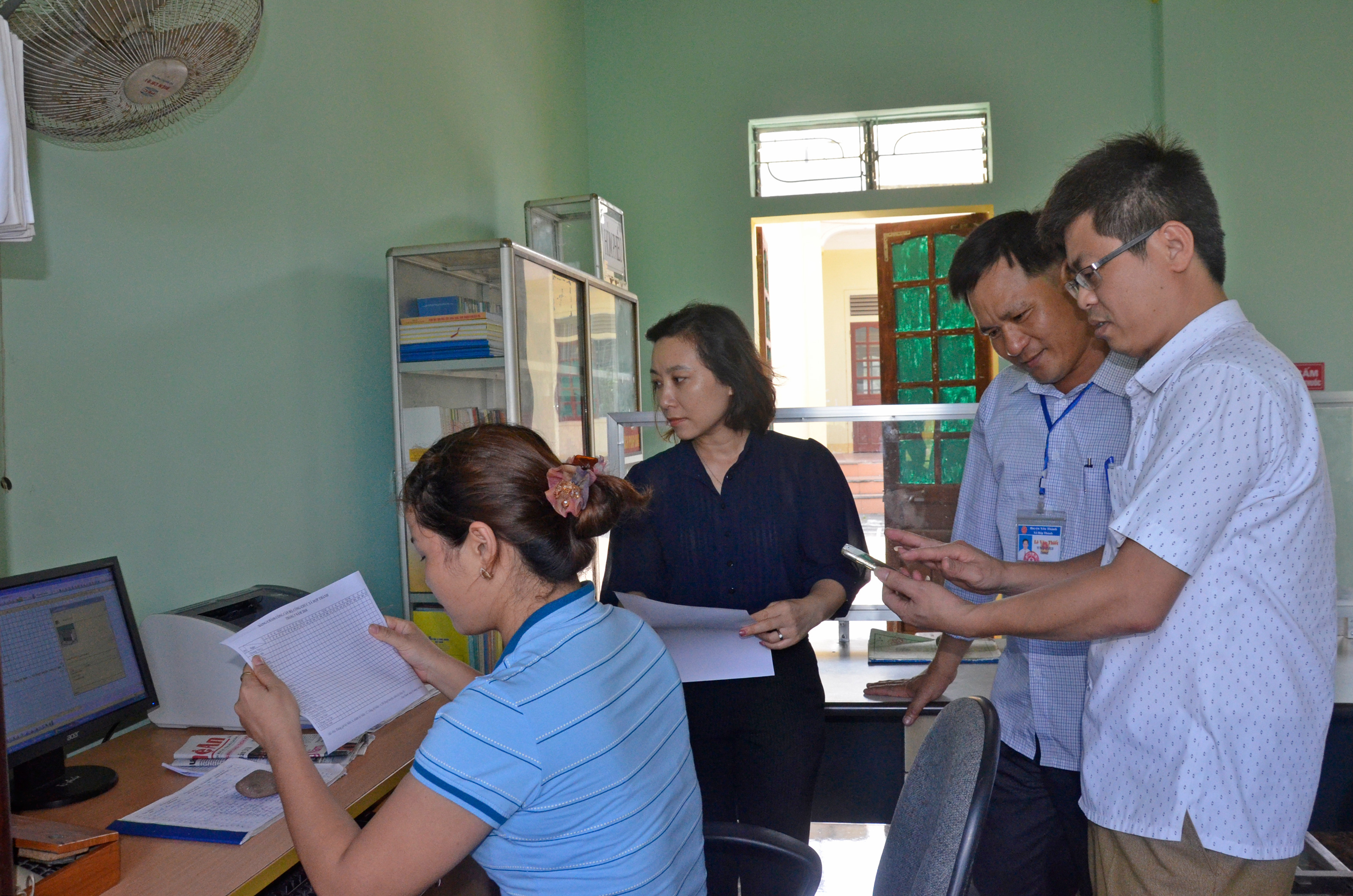 Đoàn kiểm tra việc triển khai các văn bản, quy định văn hóa công sở tại xã Hợp Thành, Yên Thành. Ảnh Lê Thanh
