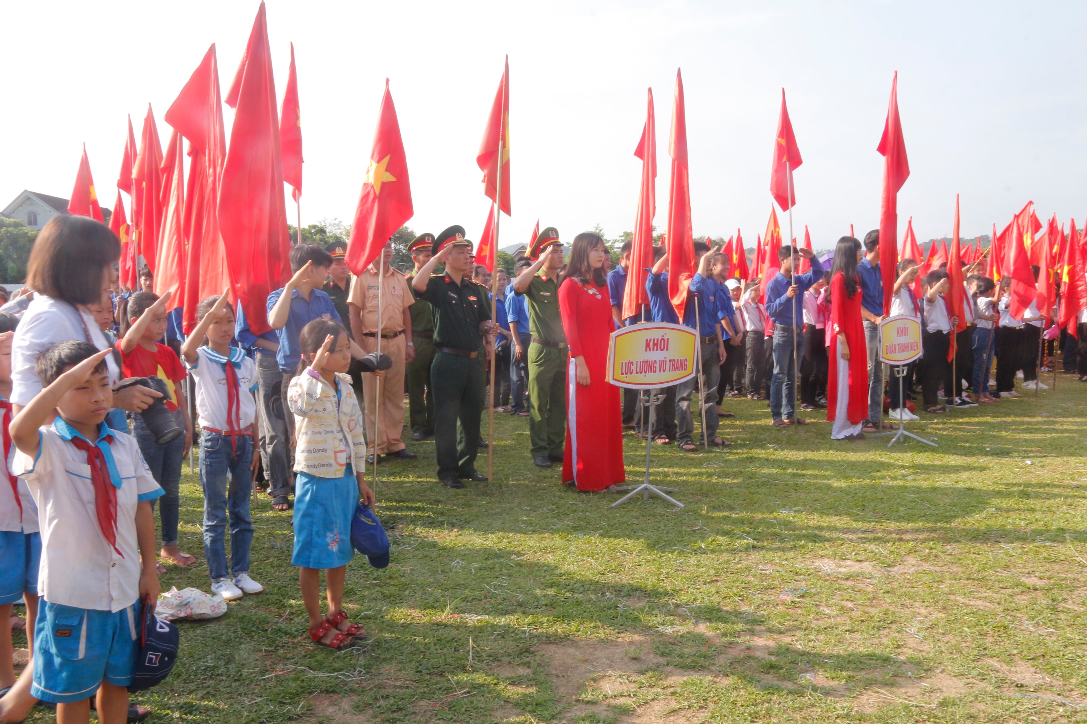 Các đơn vị tham gia lễ phát động tháng hành động vì trẻ em. Ảnh: Thanh Nga