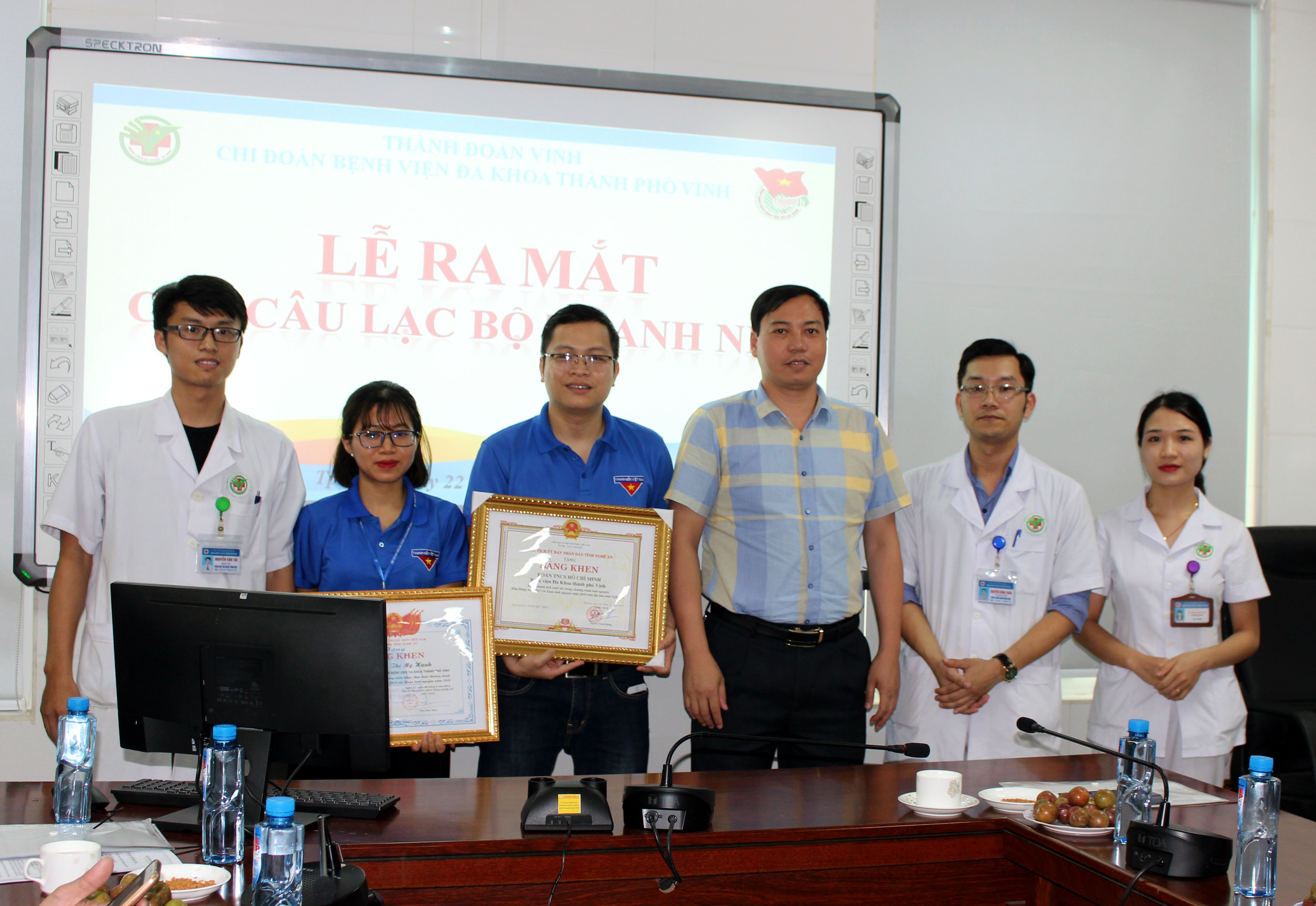 Chu Đức Thái, phó bí thư Tỉnh đoàn, chủ tịch Hội liên hiệp thanh niên Tỉnh NA trao bằng khen của UBND tỉnh và Hội Liên hiệp Thanh niên tỉnh cho tập thể chi đoàn và cá nhân xuất sắc của Bệnh viện ĐKTP Vinh. Ảnh: Đinh Nguyệt