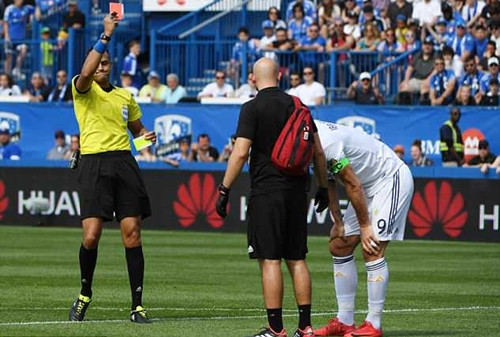 Ibrahimovic bị thẻ đỏ do đánh vào mặt đối thủ. Ảnh: USA Today.