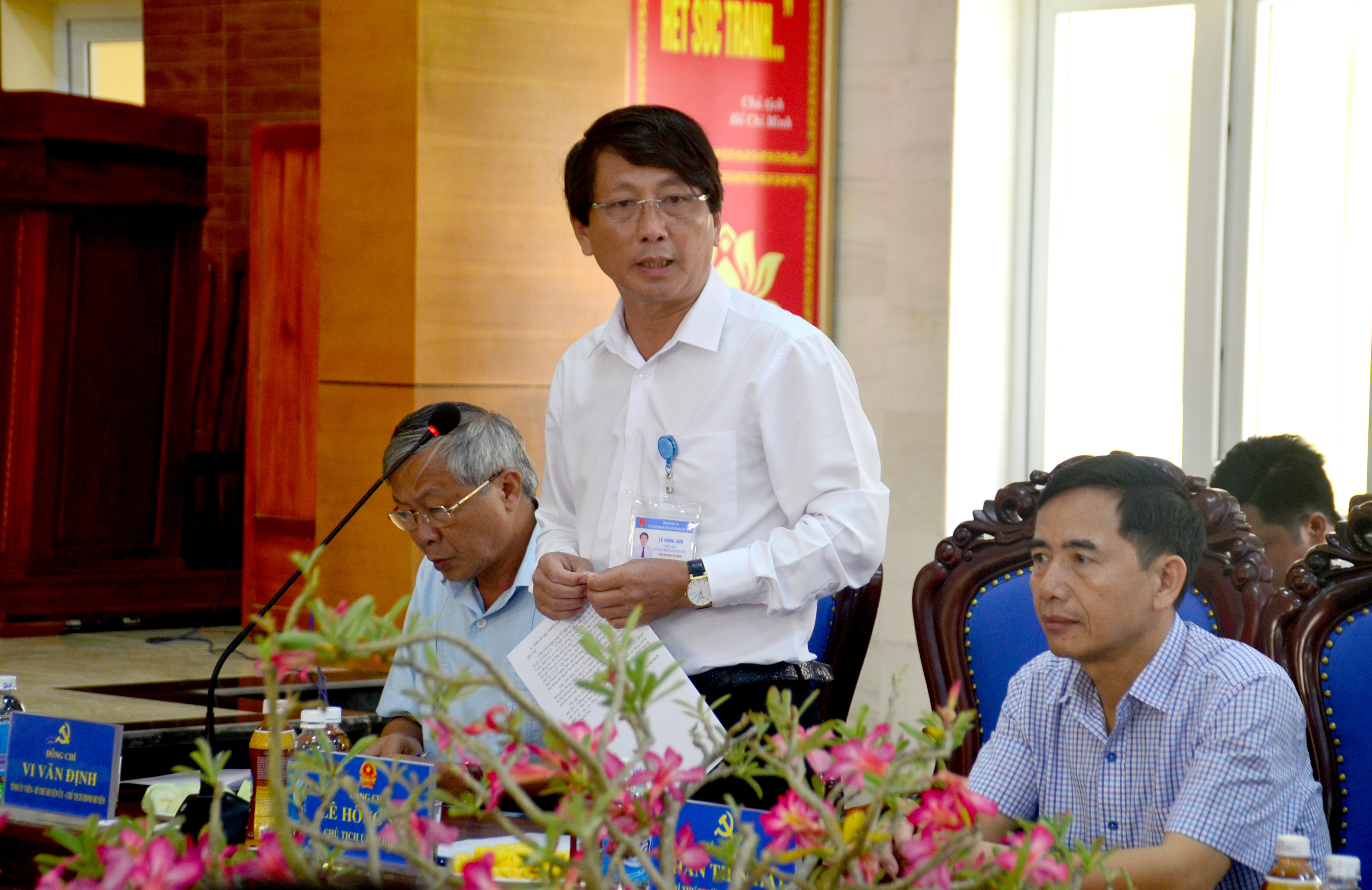 Chủ tịch UBND huyện Nghĩa Đàn Lê Hồng Sơn phát biểu tại cuộc làm việc. Ảnh: Thành Duy