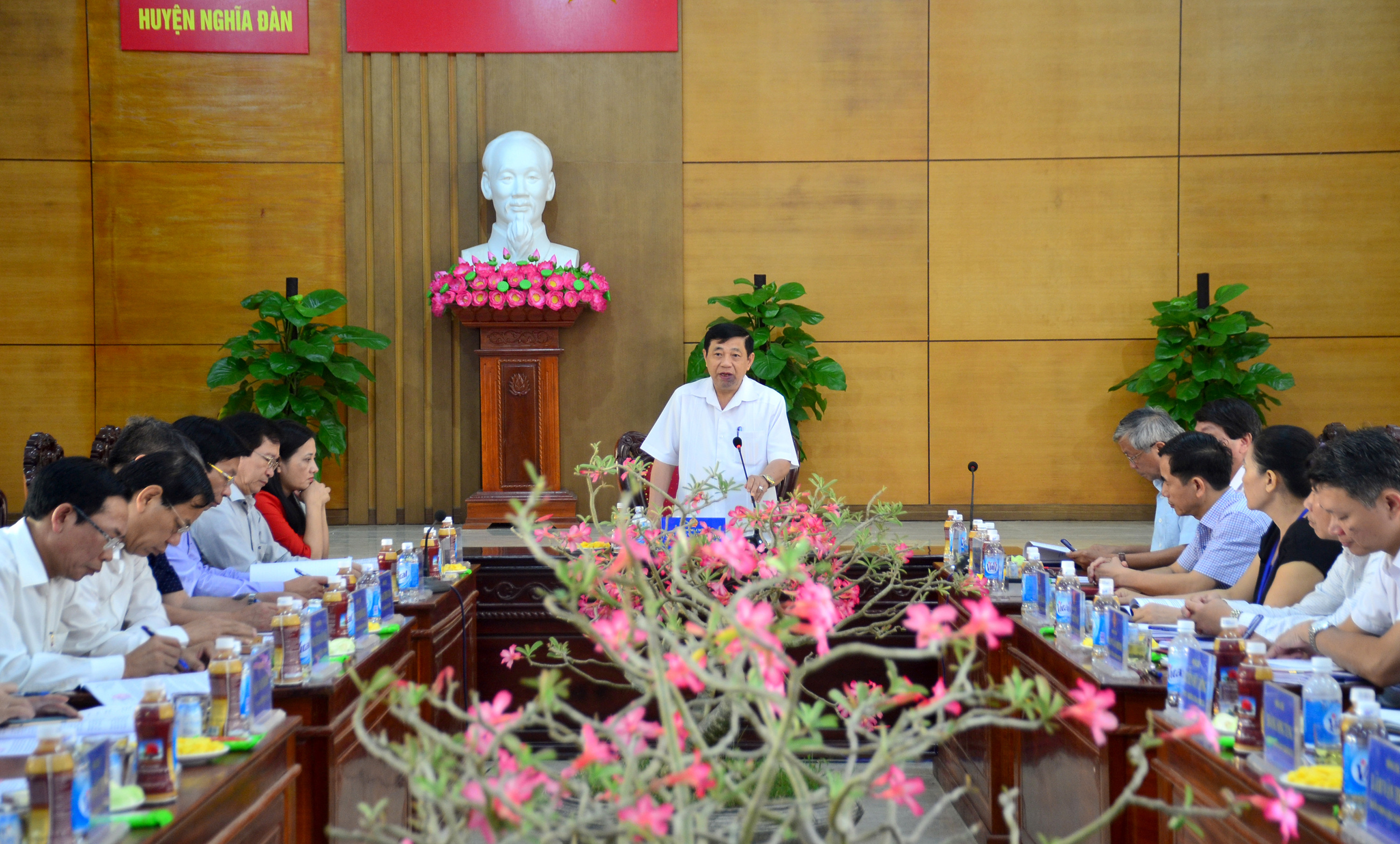 Chủ tịch UBND tỉnh Nguyễn Xuân Đường chủ trì cuộc làm việc. Ảnh: Thành Duy