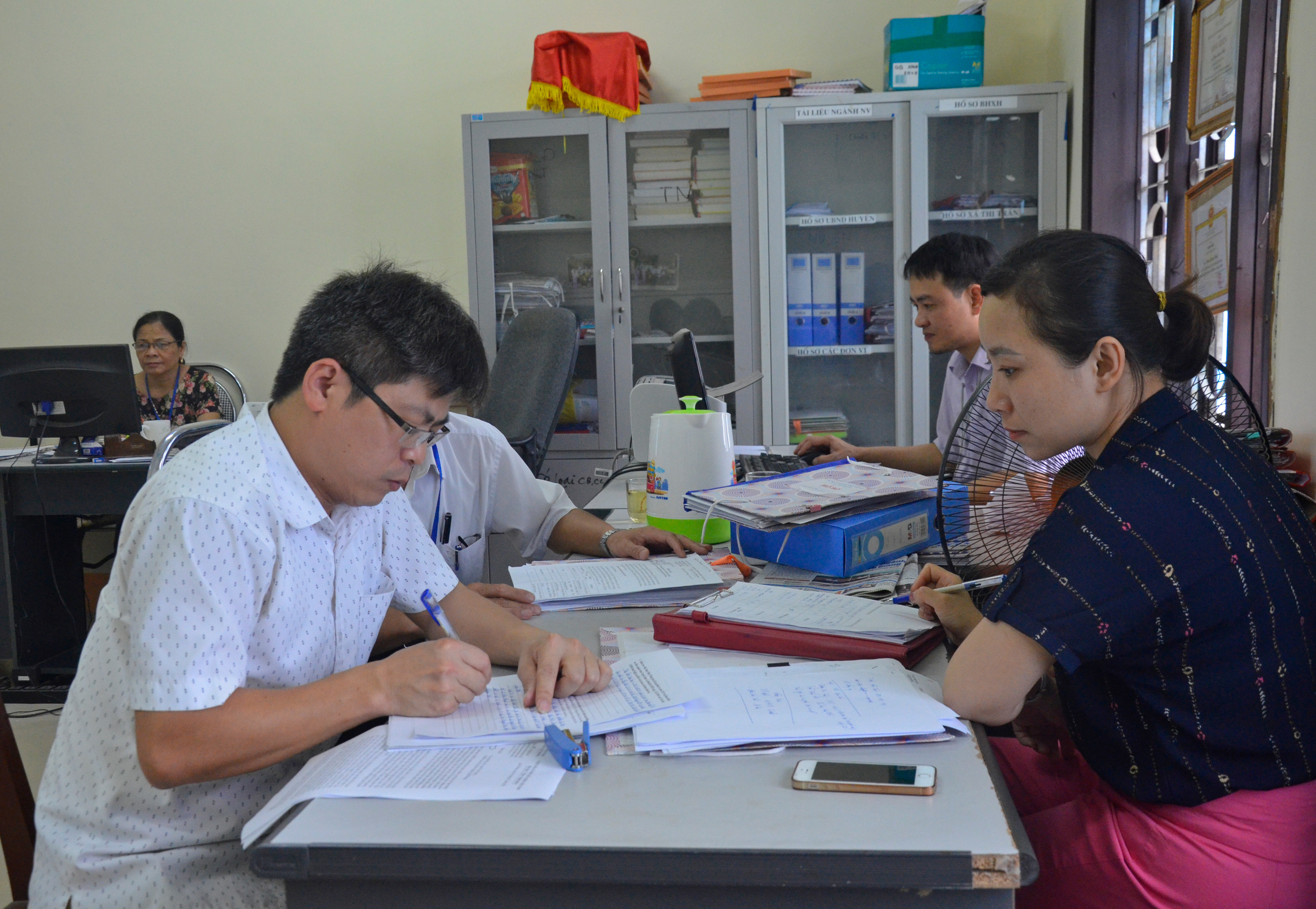 Kiểm tra hồ sơ các văn bản, kế hoạch triển khai về chấp hành kỷ luật kỷ cương hành chính của huyện Quế Phong. Ảnh Lê Thanh