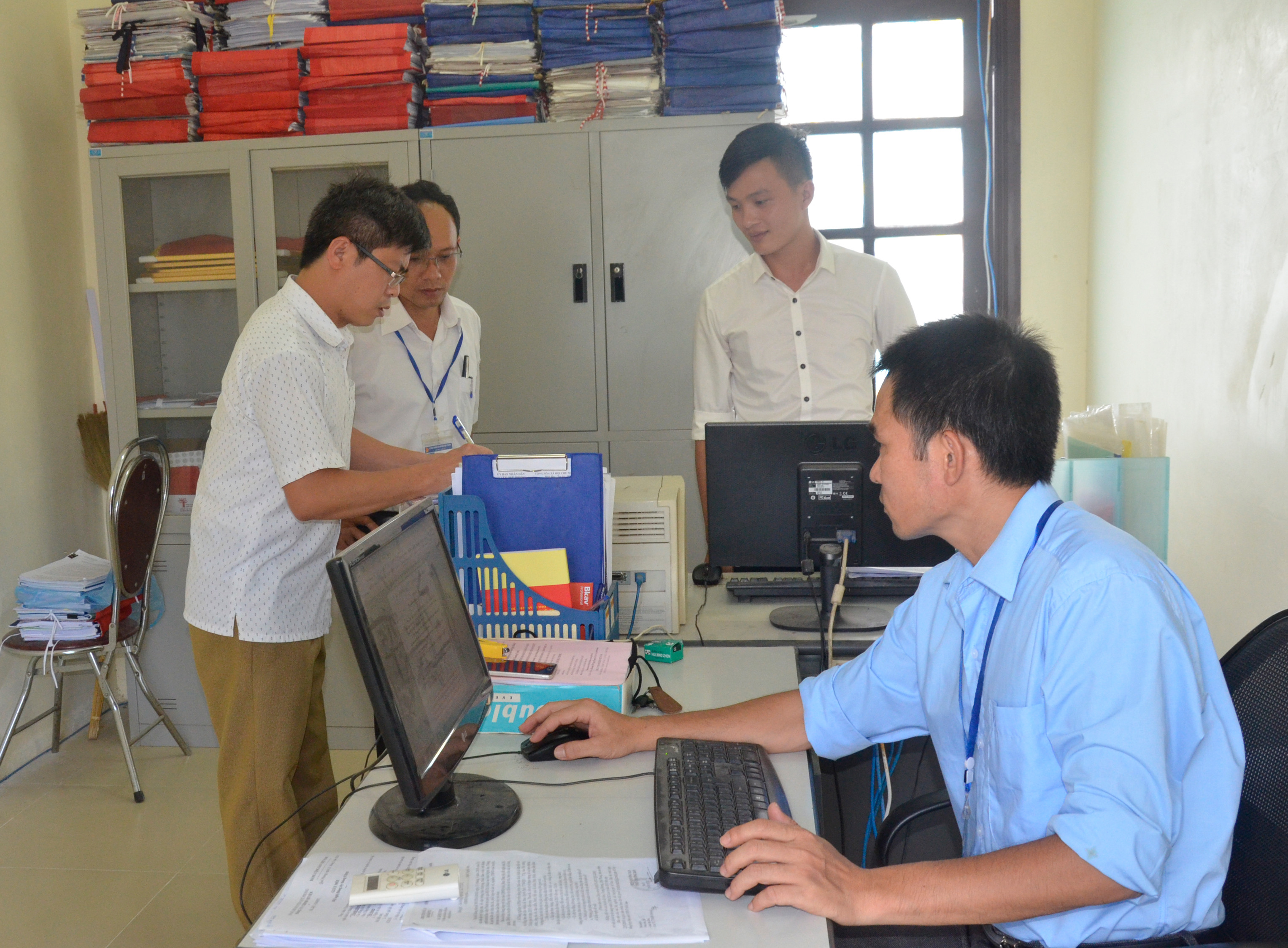 Kiểm tra việc chấp hành giờ giấc làm việc của đội ngũ cán bộ, công chức UBND huyện Yên Thành. Ảnh Lê Thanh