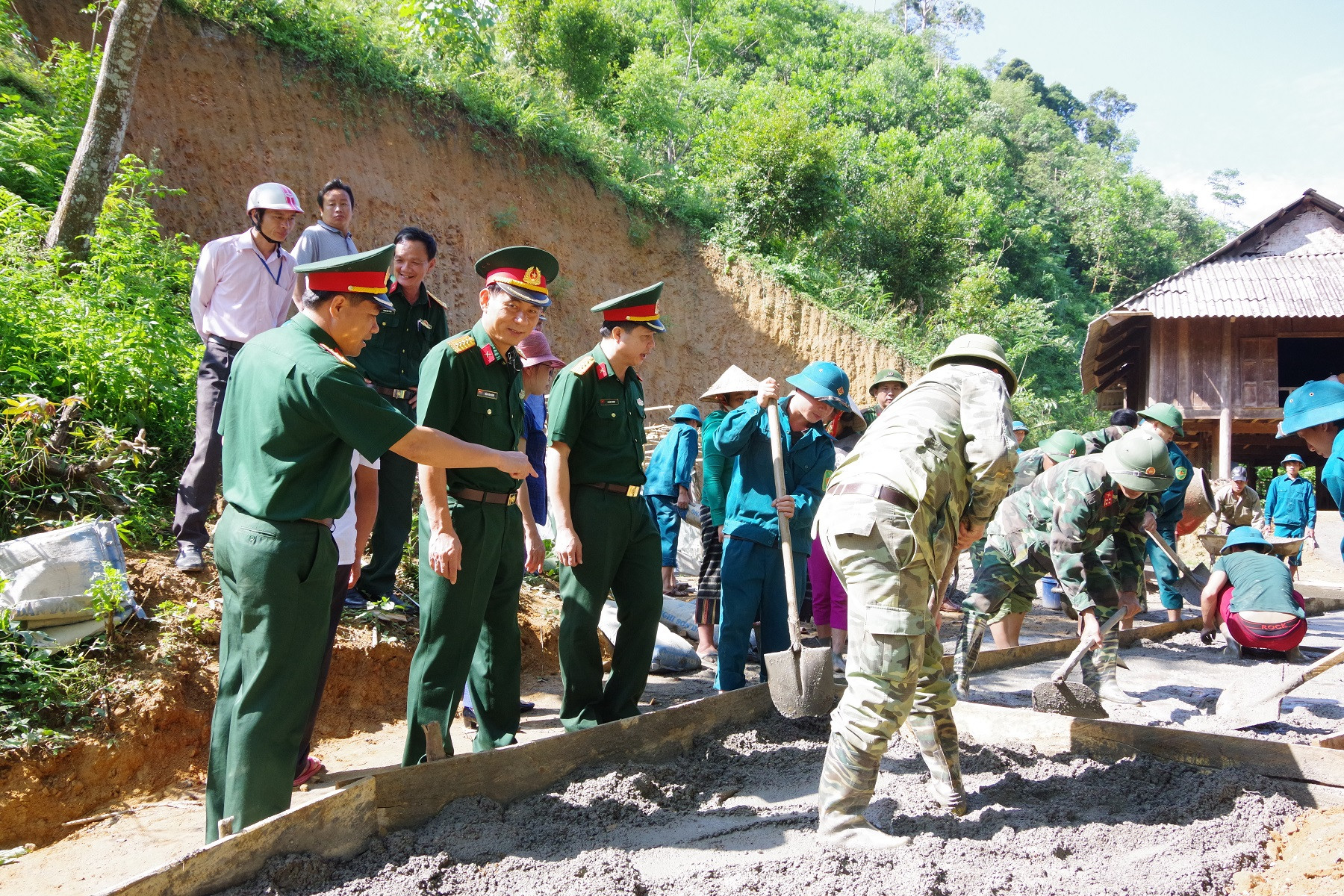 Đoàn công tác Bộ CHQS tỉnh chỉ đạo cán bộ, chiến sỹ Ban CHQS huyện Quế Phong đang giúp nhân dân bản Mờ làm đường giao thông nông thôn. Ảnh Quang - Kiên
