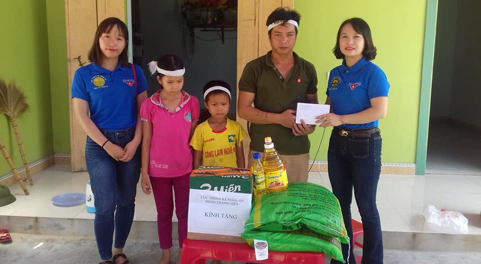 Chi đoàn Thanh niên Cục Thống kê Nghệ An tặng quà cho gia đình anh Ngân Văn Hảo. Ảnh: Nguyễn Hường