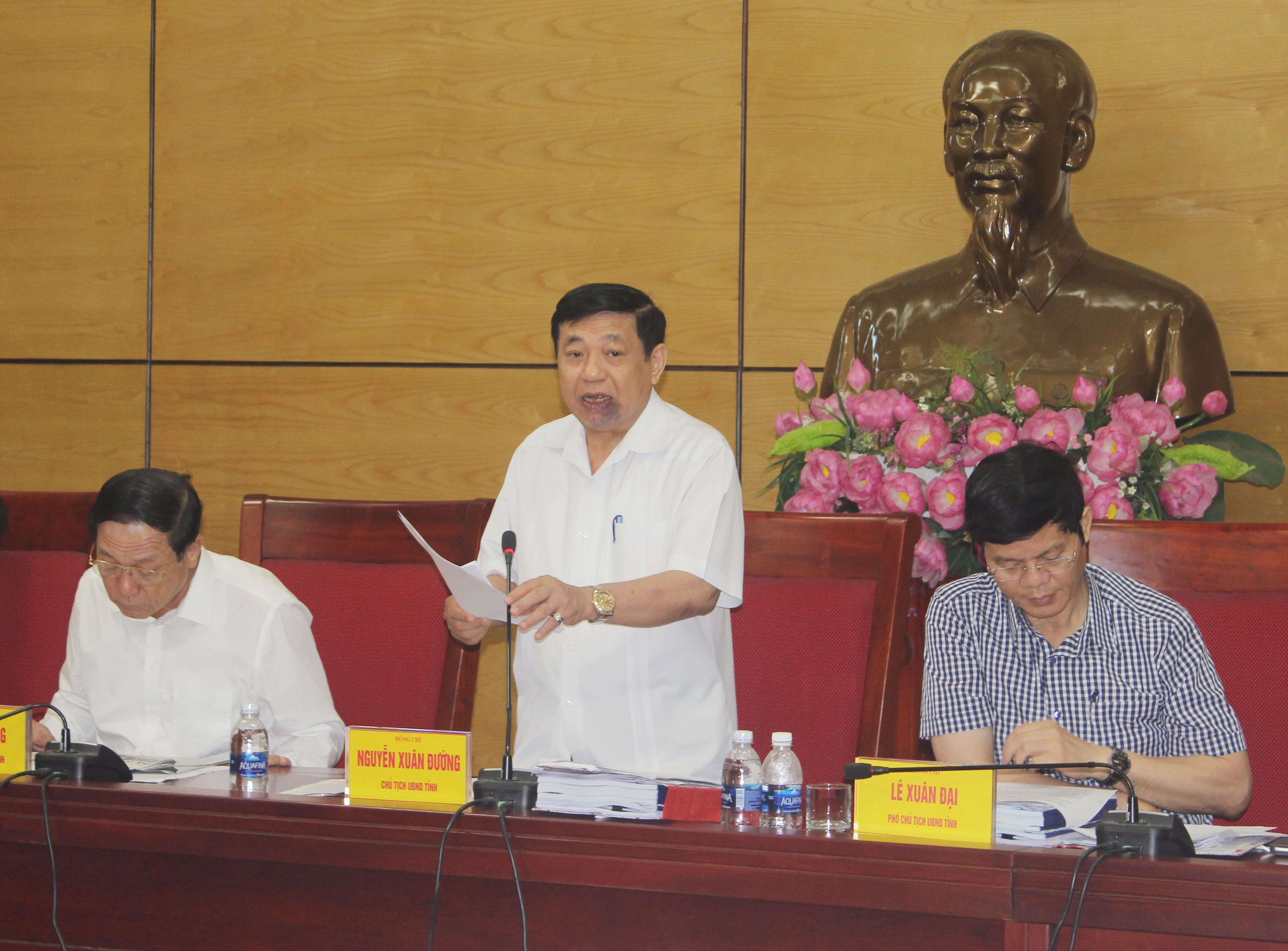 Chủ tịch UBND tỉnh Nguyễn Xuân Đường chủ trì cuộc họp. Ảnh: Thu Huyền