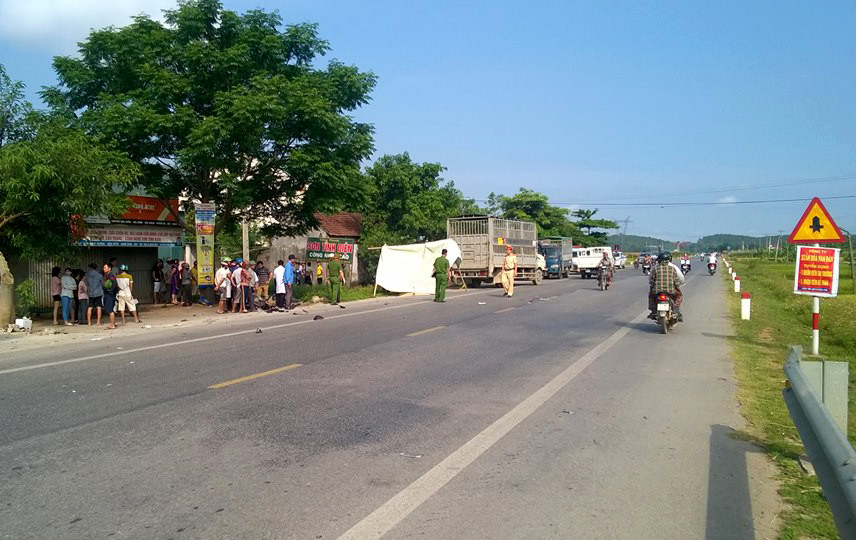Hiện trường vụ tai nạn nghiêm trọng sáng ngày 22/5 tại xã Vân Diên - Nam đàn