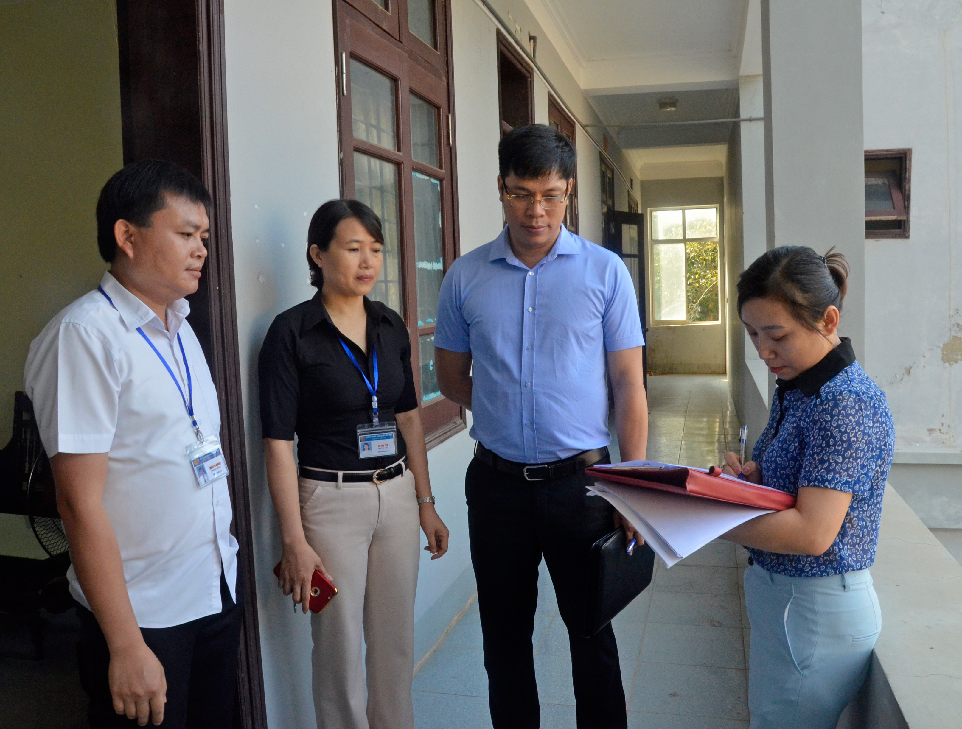 Đoàn liên ngành kiểm tra đột xuất việc chấp hành kỷ cương hành chính tại phường Quán Bàu, TP Vinh. Ảnh Lê Thanh