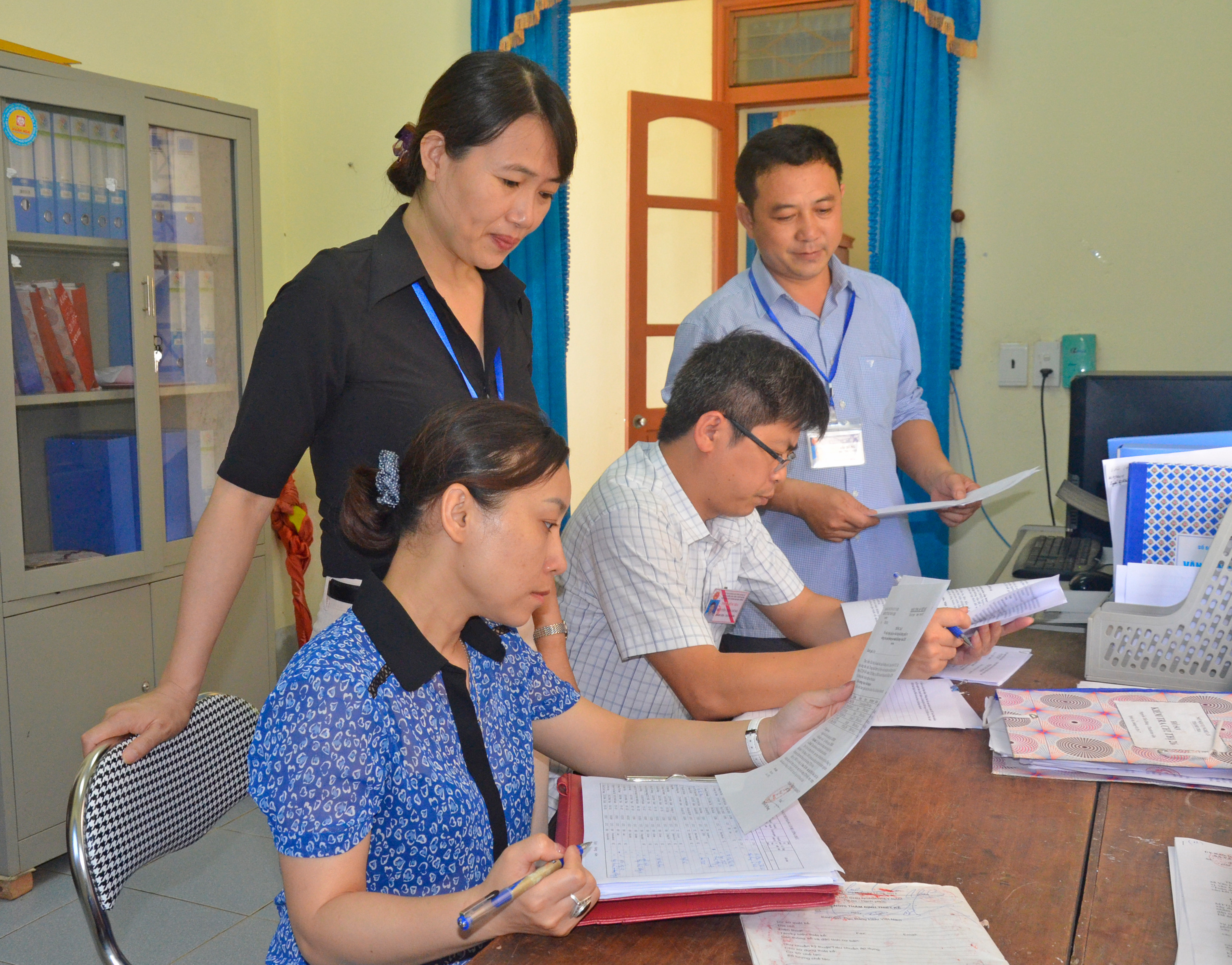Kiểm tra hồ sơ thủ tục tại xã Văn Lợi (Quỳ Hợp). Ảnh Lê Thanh