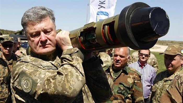 Tổng thống Petro Poroshenko trong buổi phóng thử Javelin.