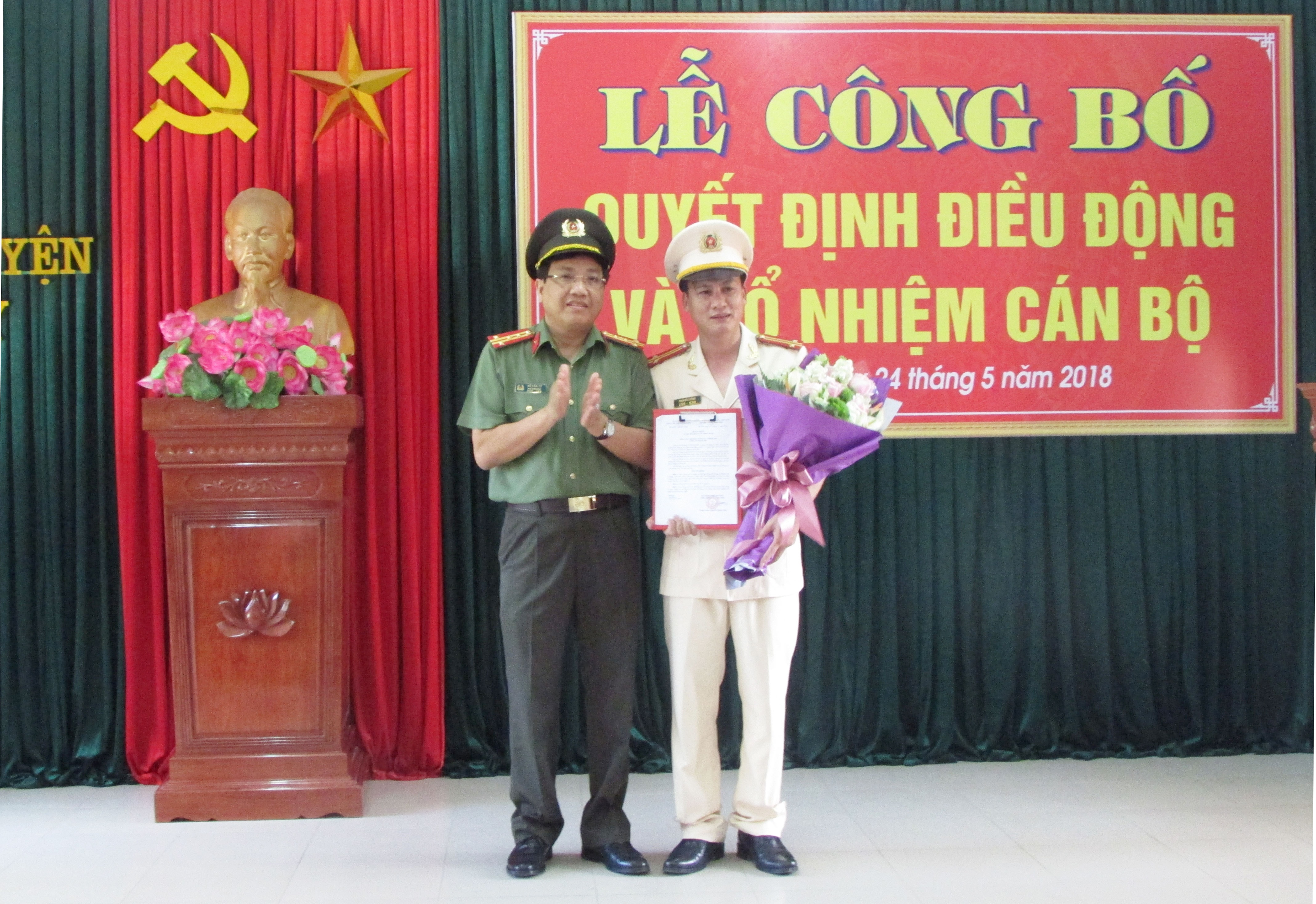 Đại tá Hồ Văn Tứ - Phó Giám đốc Công an tỉnh trao Quyết định bổ nhiệm cho Trung tá Phạm Vũ Cường. Ảnh: Như Lành