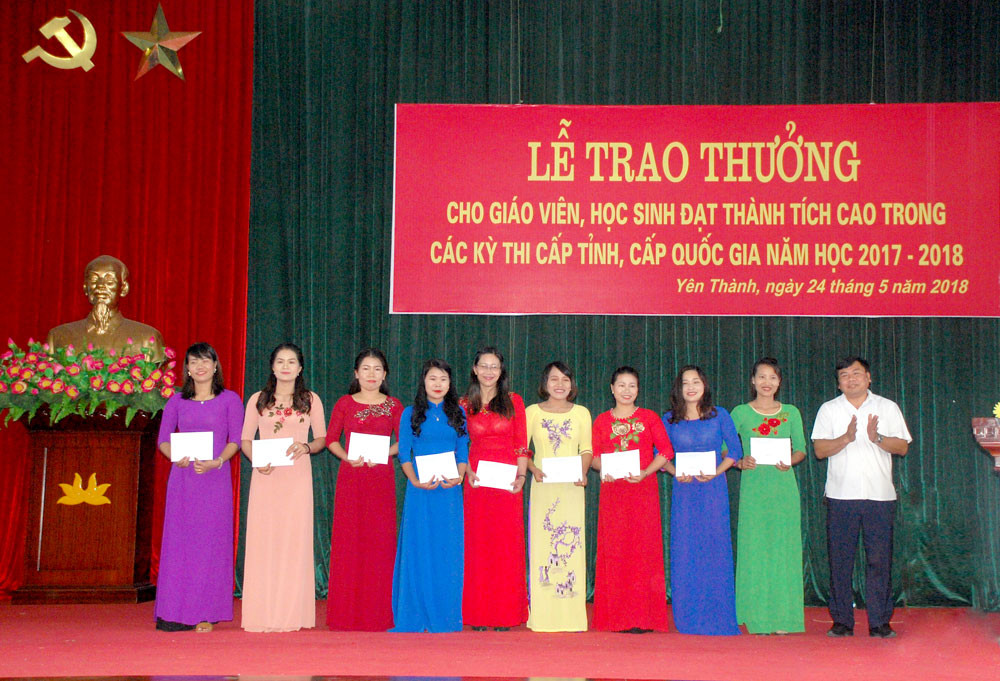 Trao thưởng các giáo viên có thành tích xuất sắc tại lễ tuyên dương. Ảnh: Anh Tuấn