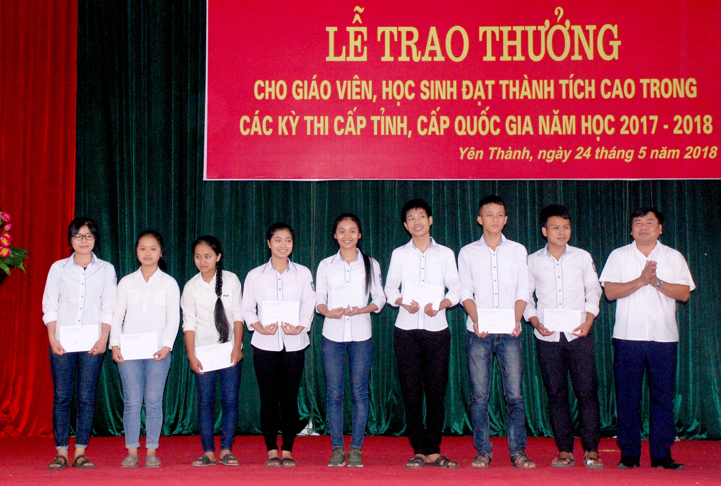 Tuyên dương và trao thưởng học sinh giỏi năm học 2017-2018. Ảnh: Phan Hiền