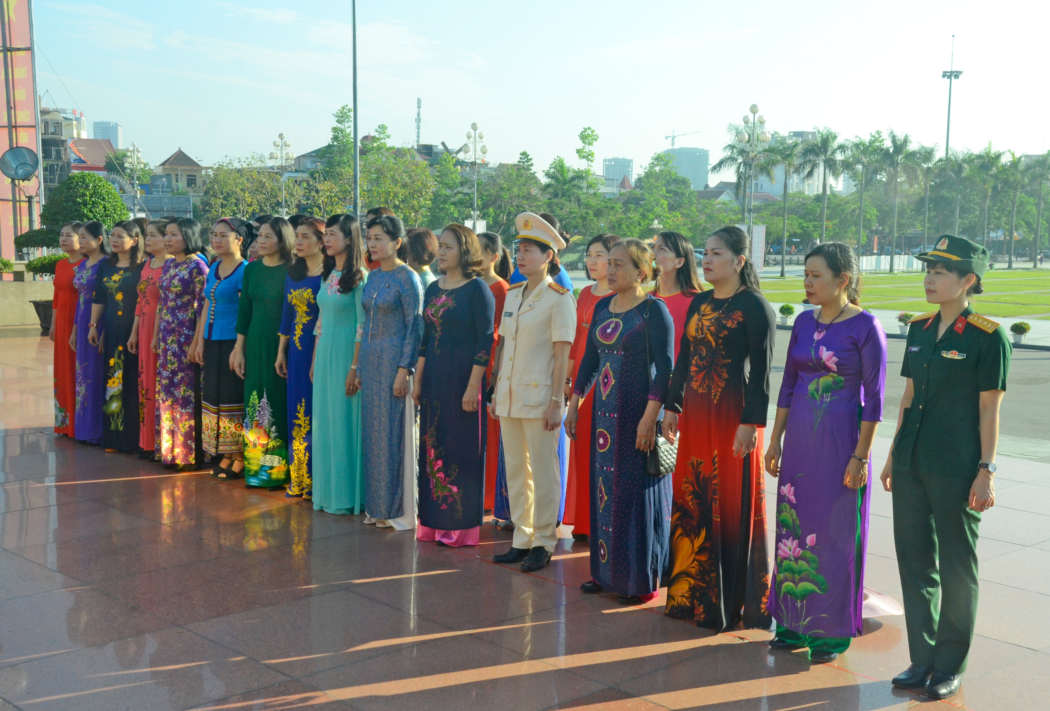 Trước khi diễn ra Hội nghị, Ban Chấp hành Hội Liên hiệp phụ nữ tỉnh tổ chức dâng hoa báo công với Chủ tịch Hồ Chí Minh tại Quảng trường Hồ Chí Minh. Ảnh Thanh Lê