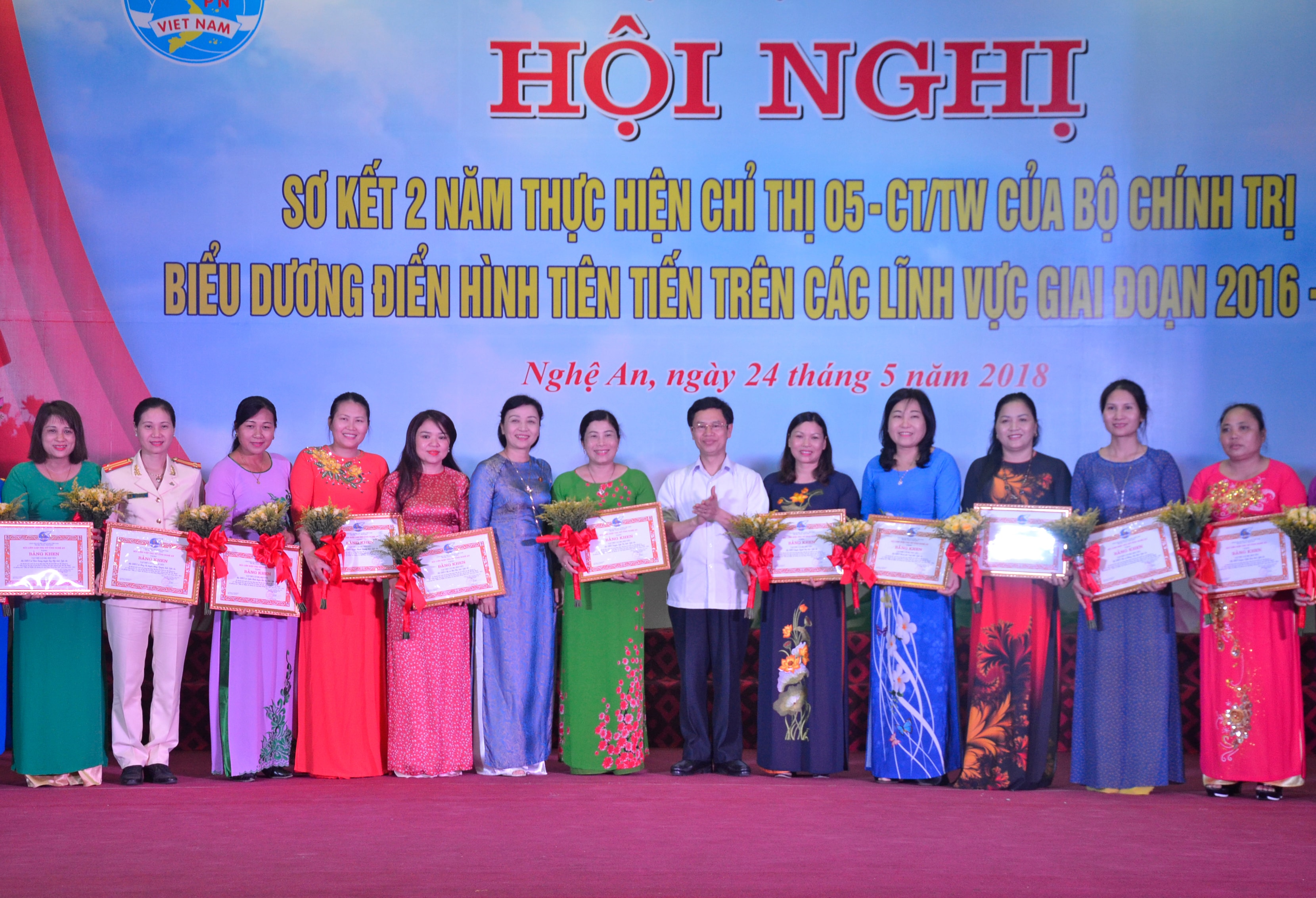 Tuyên dương điển hình tập thể, cá nhân phụ nữ học tập và làm theo Bác.