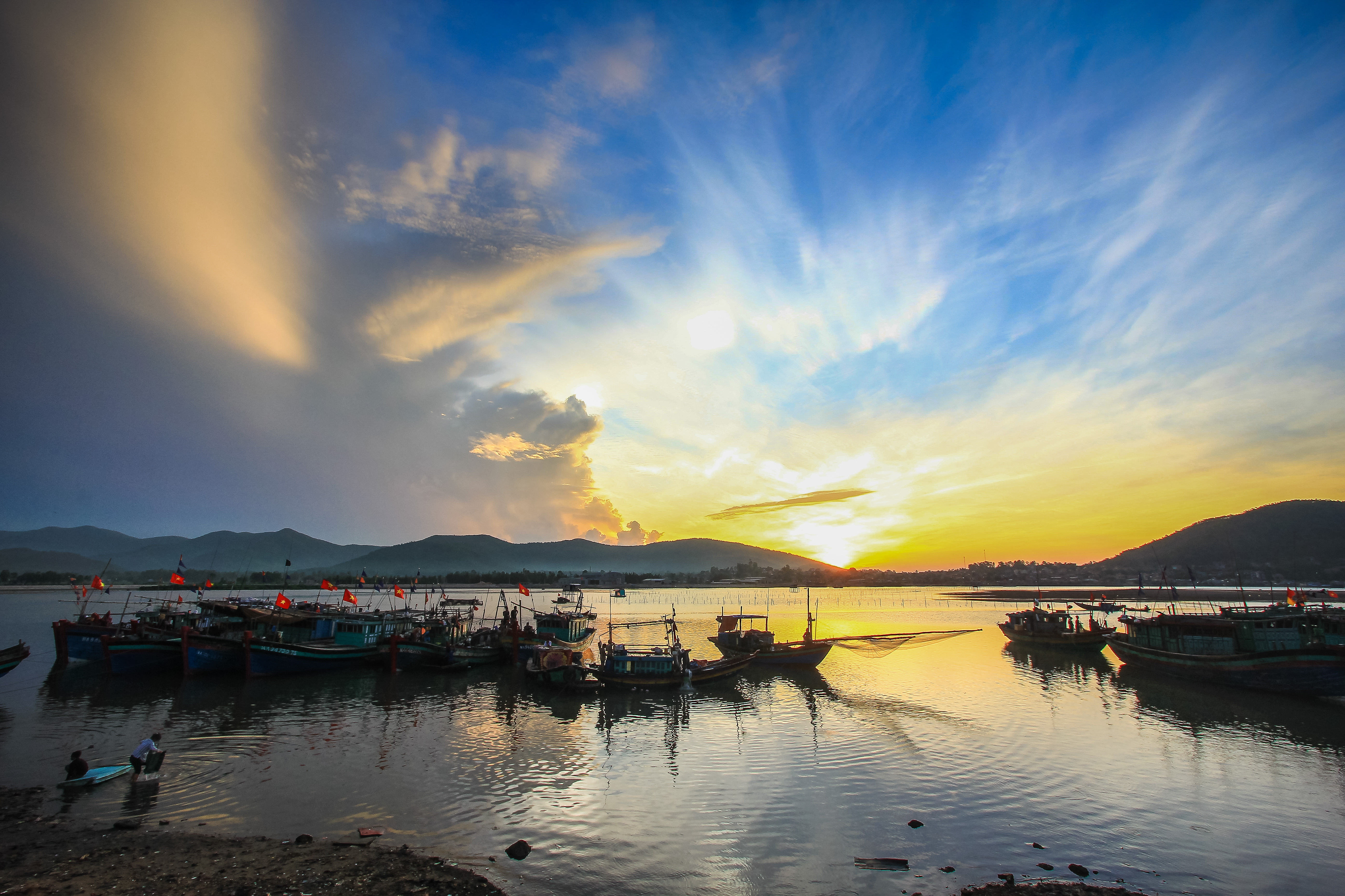 Những con thuyền về nghỉ ngơi trên cảng cá Quỳnh Phương. Ảnh: Hồ Long