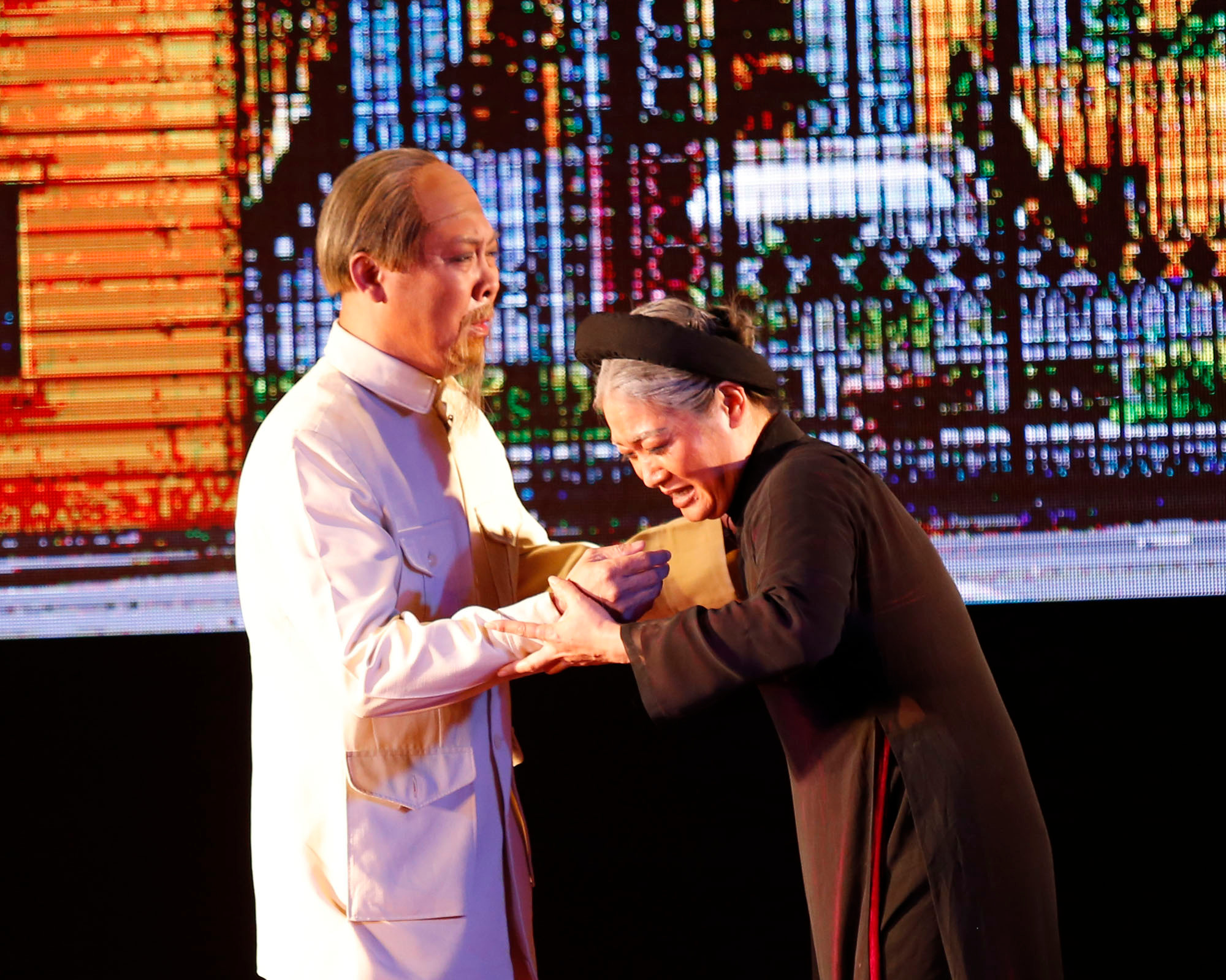 Một cảnh trong vở kịch miêu tả cuộc gặp gỡ giữa Bác Hồ và chị gái Nguyễn Thị Thanh sau hơn 40 năm xa cách. Ảnh: Đức Anh