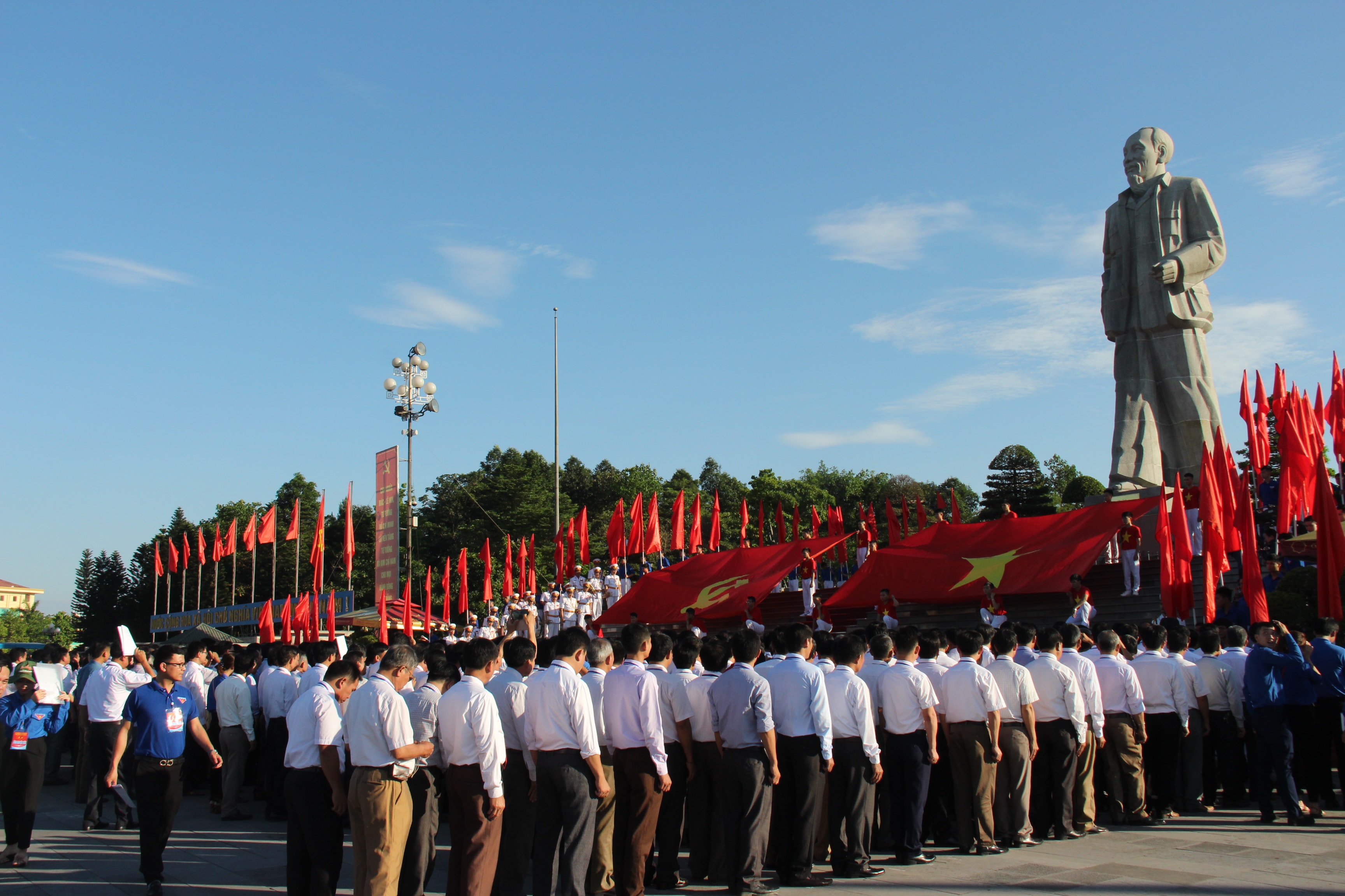 Đoàn đại biểu làm lễ chào cờ tại Quảng trường Hồ Chí Minh. Ảnh: Hoài Thu