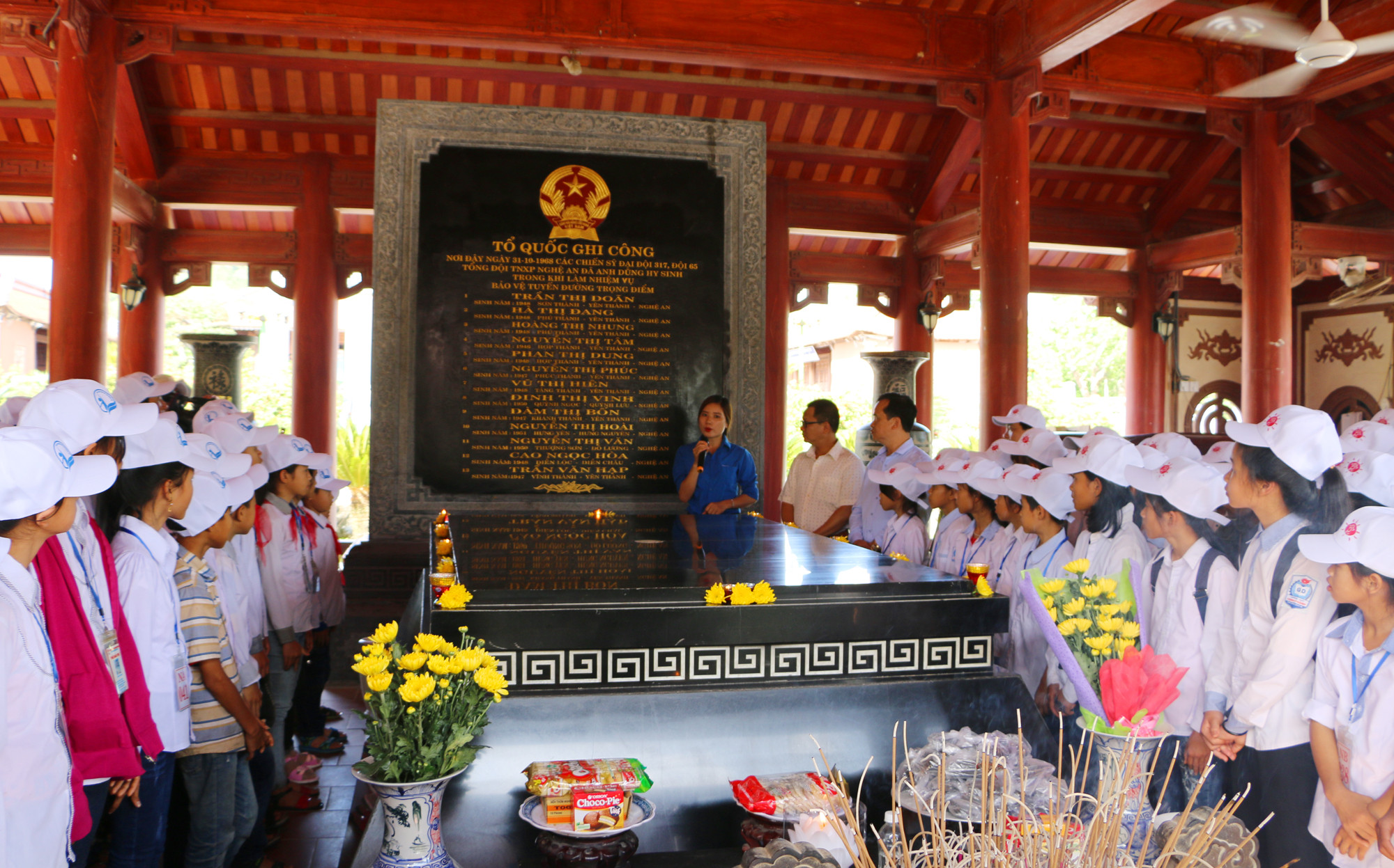 Các em báo công và nghe về chiến công oanh liệt của các anh hùng liệt sĩ tại di tích Truông Bồn. Ảnh: Nguyễn Hải