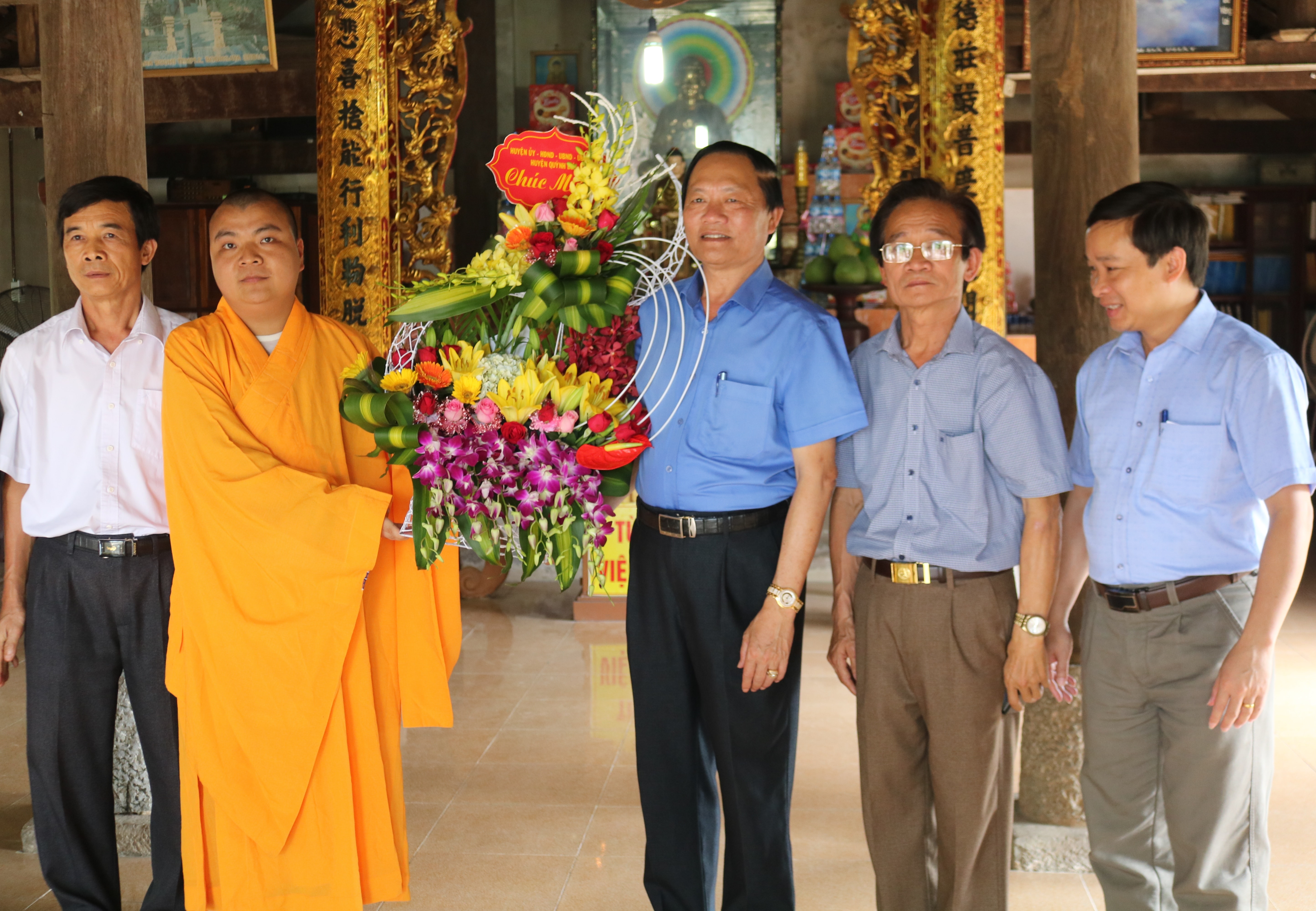 Lãnh đạo huyện Quỳnh Lưu đã tới thăm, tặng quà các nhà chùa cùng các tín đồ, phật tử trên địa bàn.