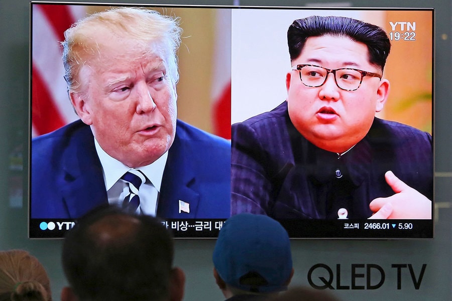 Người dân theo dõi tin tức về Tổng thống Mỹ Donald Trump và nhà lãnh đạo Triều Tiên Kim Jong-un tại nhà ga Seoul, Hàn Quốc hôm 24-5. Triều Tiên đã tiến hành phá hủy bãi thử hạt nhân của nước này hôm thứ Năm, bằng một chuỗi vụ nổ trong vài giờ đồng hồ trước sự chứng kiến của phóng viên nước ngoài. Ảnh AP