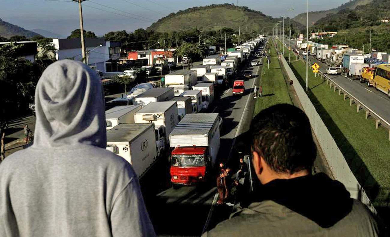 Tài xế xe tải chặn đường cao tốc trên khắp cả nước Brazil khiến nhiều hoạt động kinh tế bị tê liệt, đồng thời buộc các thành phố lớn như Sao Paulo và Rio de Janeiro phải ban bố khẩn cấp. Ảnh: Reuters