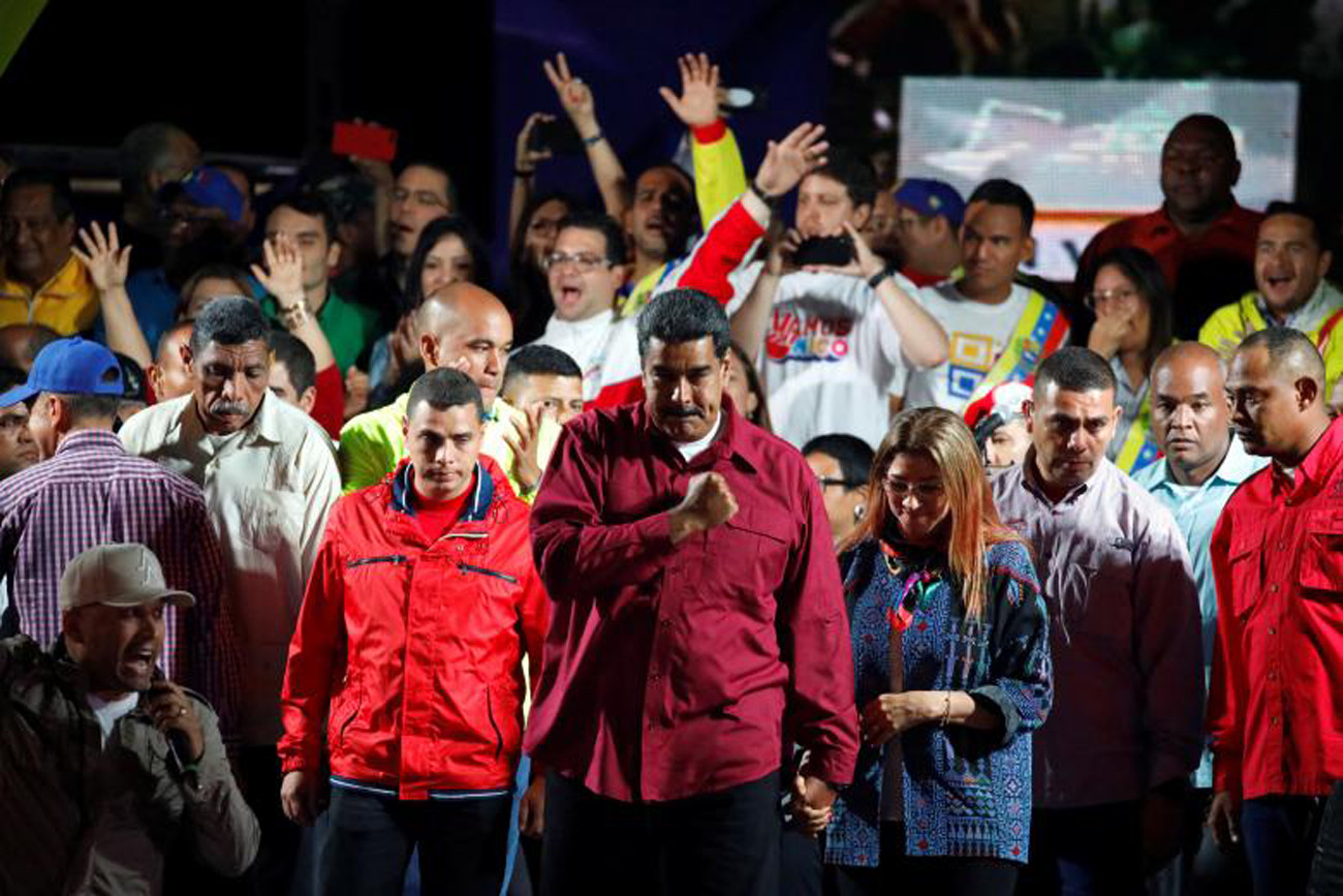 Tổng thống Venezuela Nicolas Maduro cùng với những người ủng hộ sau khi kết quả bầu cử được công bố, bên ngoài Cung điện Miraflores ở Caracas. Ảnh: Reuters