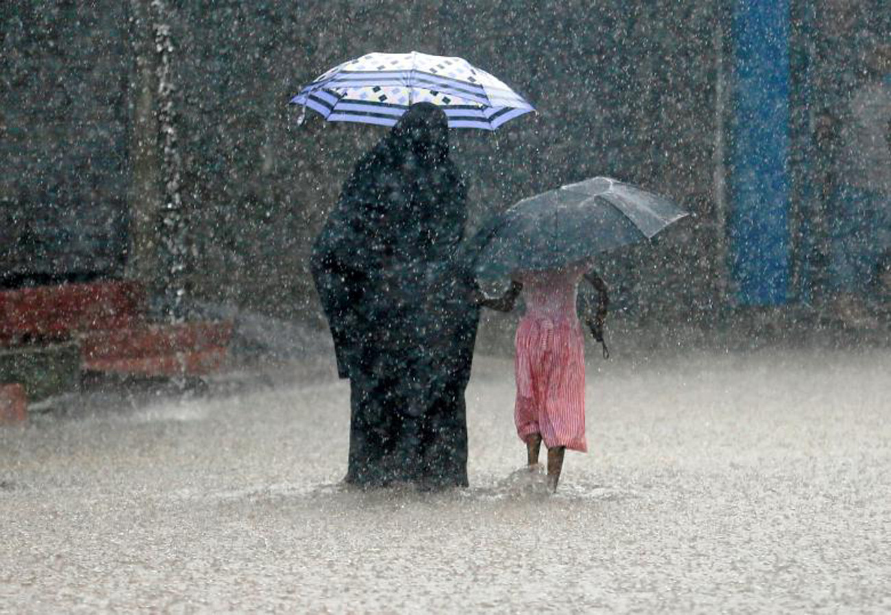 Con đường bị ngập lụt trong những trận mưa lớn ở Malwana, Sri Lanka. Ảnh: Reuters