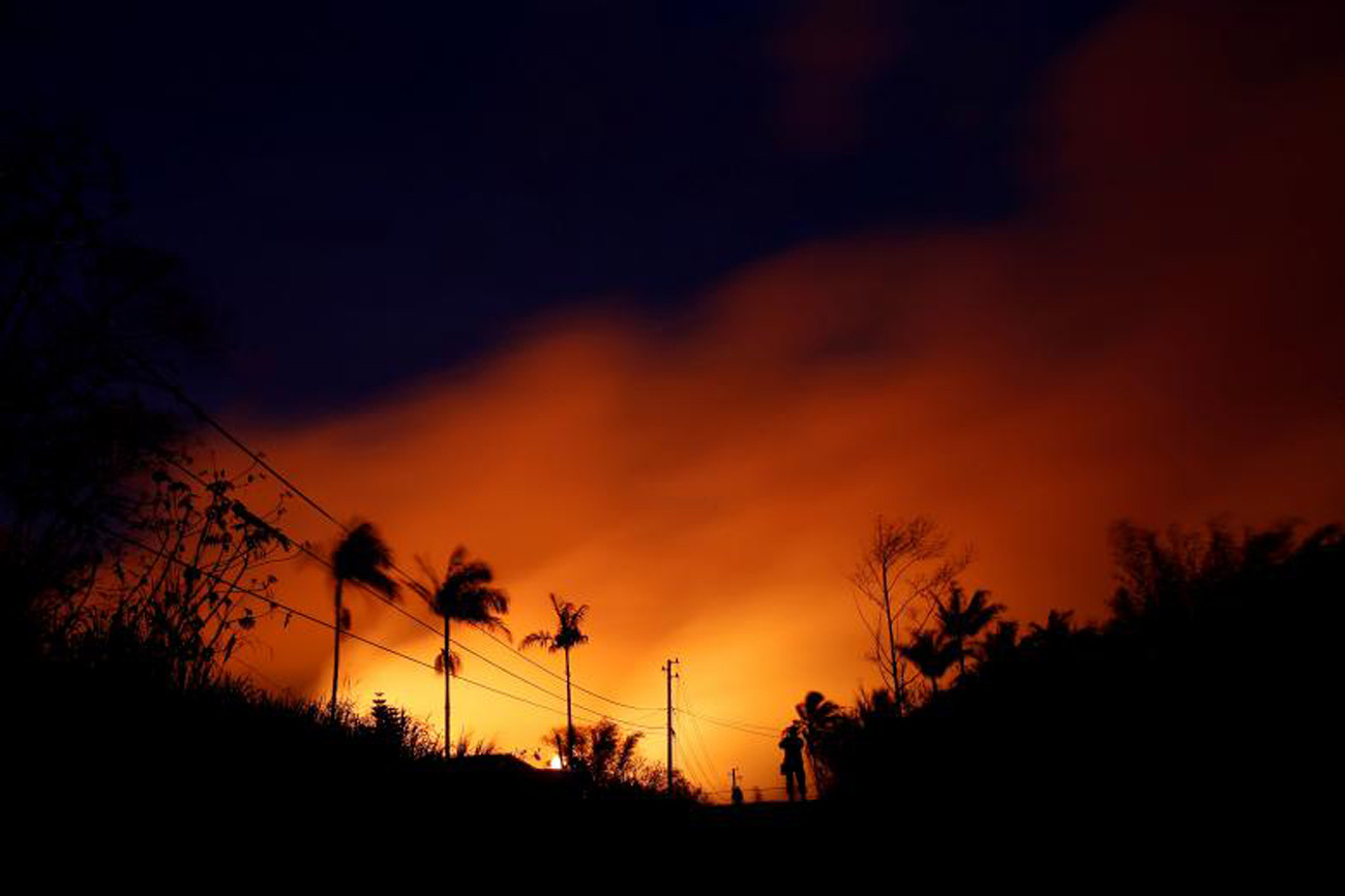 Bầu trời đêm được chiếu sáng bởi dung nham từ một vụ phun trào của núi lửa Kilauea, ở Leilani Estates, Hawaii. Ảnh: Reuters