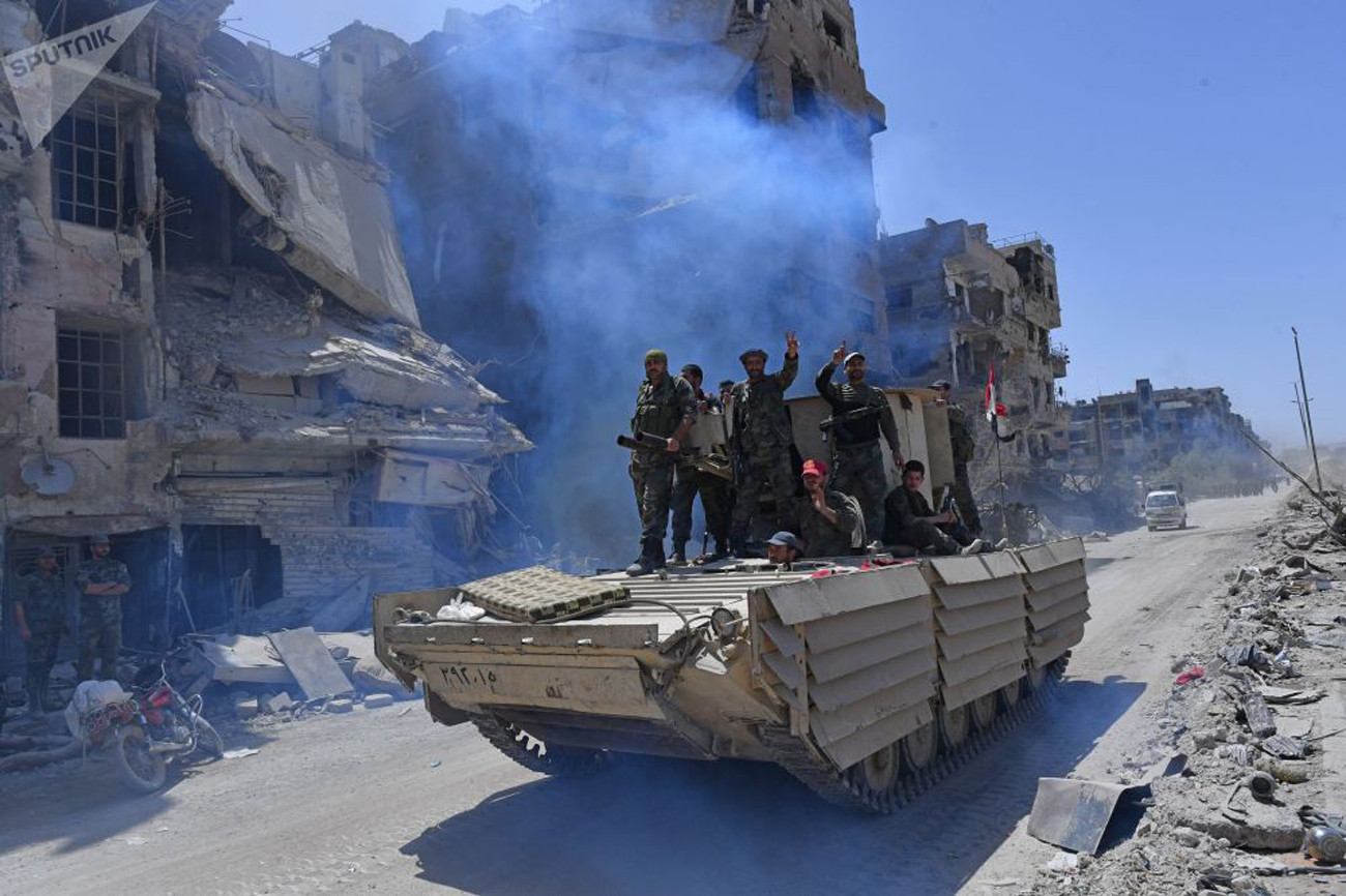 Quân đội Chính phủ Syria trên chiếc BMD-1 tại trại tị nạn Palestine 