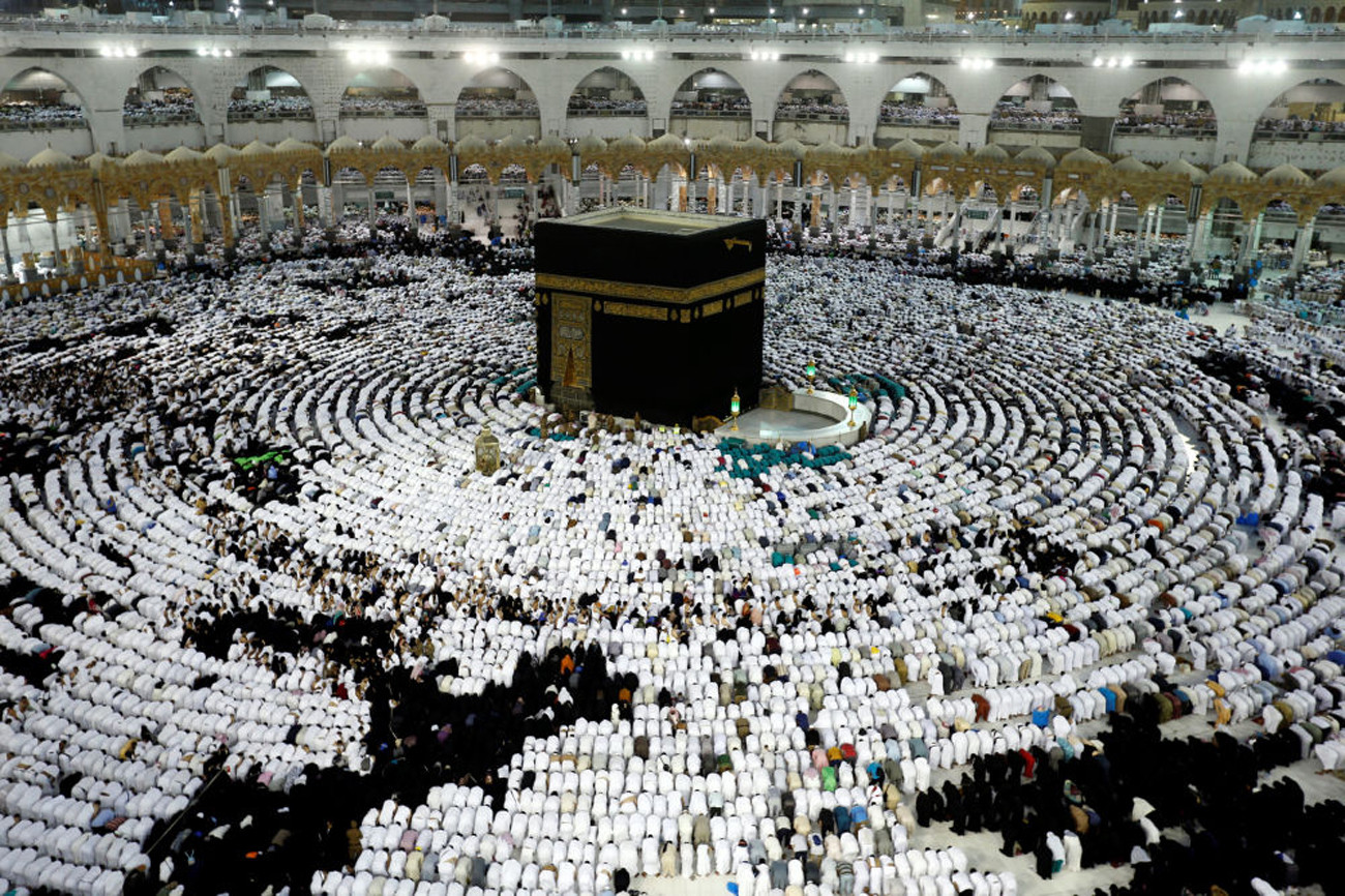 Người Hồi giáo cầu nguyện trong lễ Ramadan ở Mecca, Saudi Arabia. Ảnh: Reuters