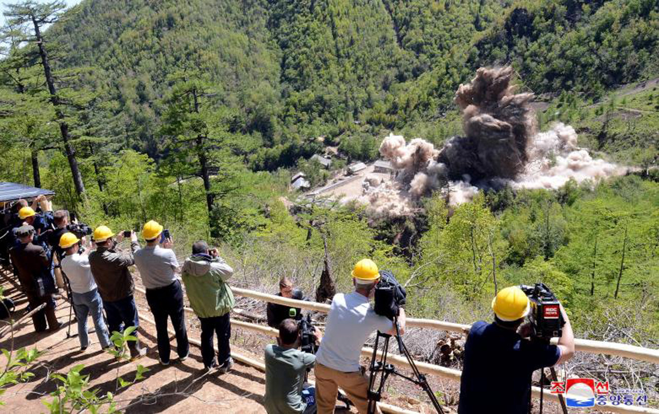 Các nhà báo theo dõi khoảnh khắc Triều Tiên giật sập đường hầm ở bãi thử hạt nhân Punggye-ri. Ảnh: Reuters
