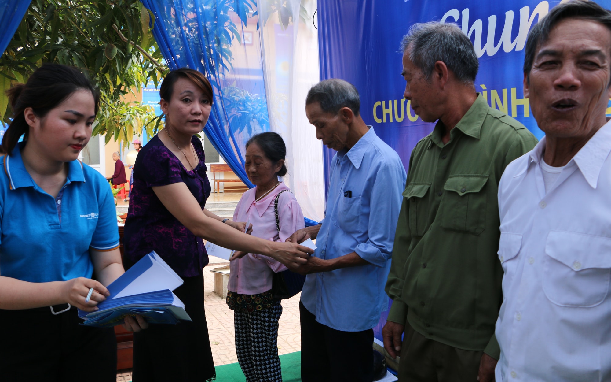 Bà Trần Thị Ánh Tuyết - Phó Chủ tịch UBND huyện Nghi Lộc trao quà hỗ trợ cho các hộ nghèo xã Nghi Lâm. Ảnh: Nguyễn Hải