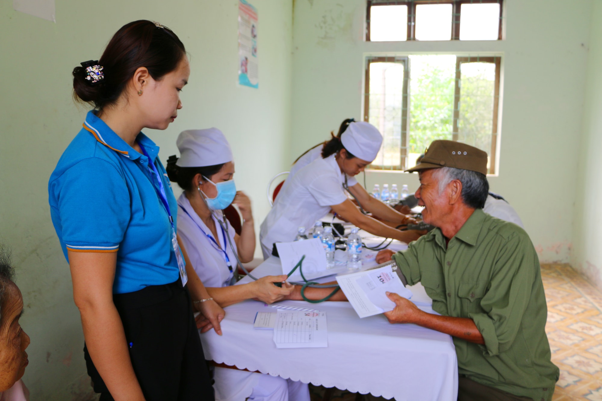 Các y bác sĩ khám và tư vấn các bệnh cho bà con hộ nghèo tại xã Nghi Văn. Ảnh: Nguyễn Hải