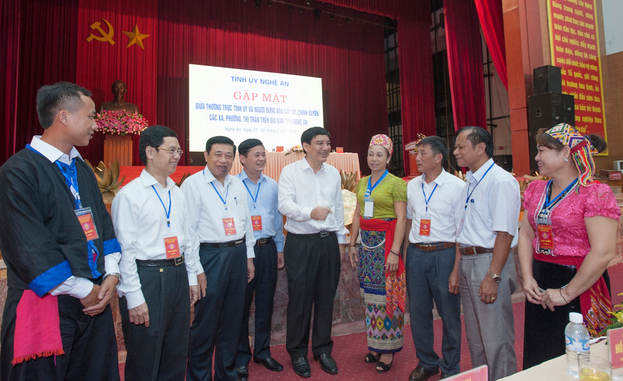 Các đồng chí lãnh đạo tỉnh trao đổi với lãnh đạo một số xã bên lề hội nghị. Ảnh: Thành Cường