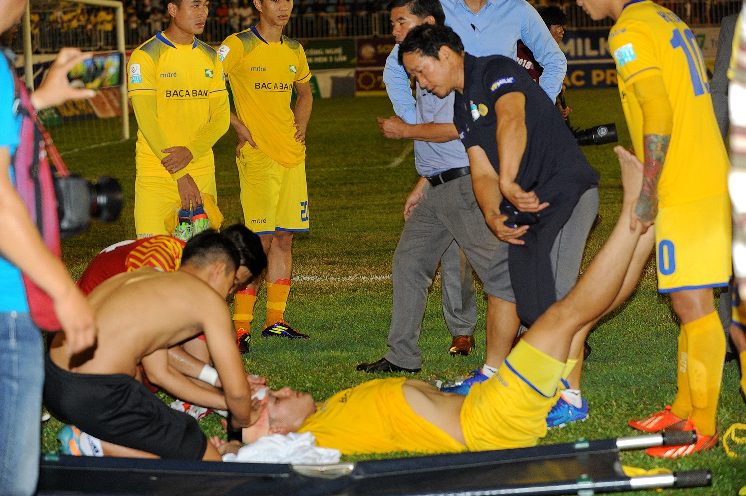 Những phút cuối trận, hậu vệ Văn Khánh của SLNA bị chấn thương, anh phải thi đấu với băng trắng ở trên đầu. Những nỗ lực sau đó đã khiến Văn Khánh đổ gục xuống sân khi trận đấu kết thúc. Ảnh: Đình Viên