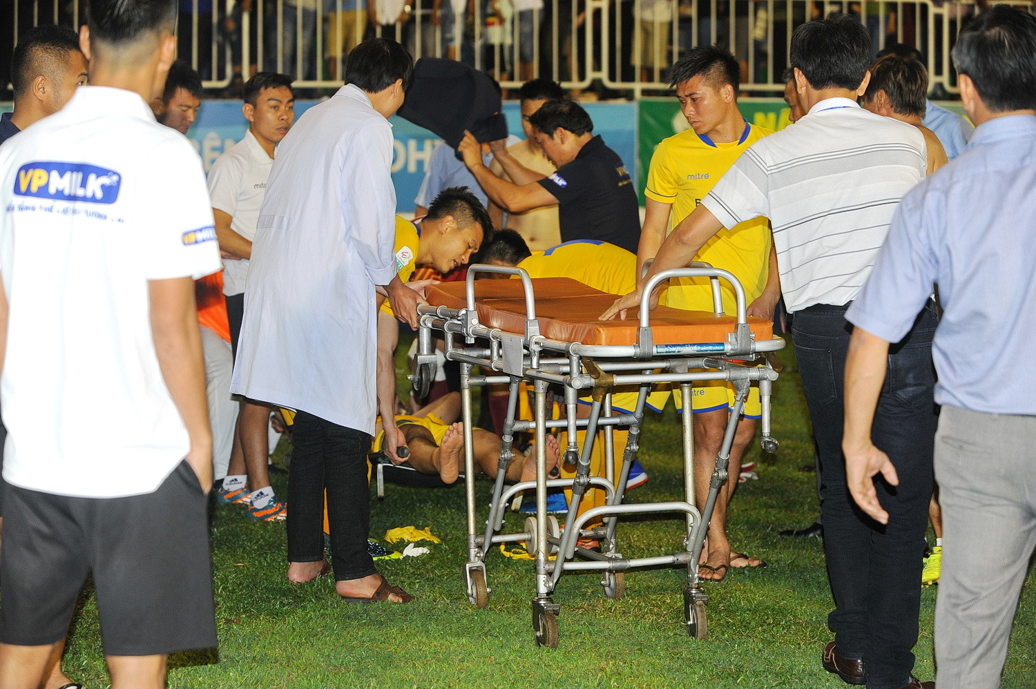Dù BTC ngay lập tức yêu cầu xe cứu thương có mặt để sơ cứu và đưa Văn Khánh tới bệnh viện nhưng chiếc xe này di chuyển ra khỏi sân.